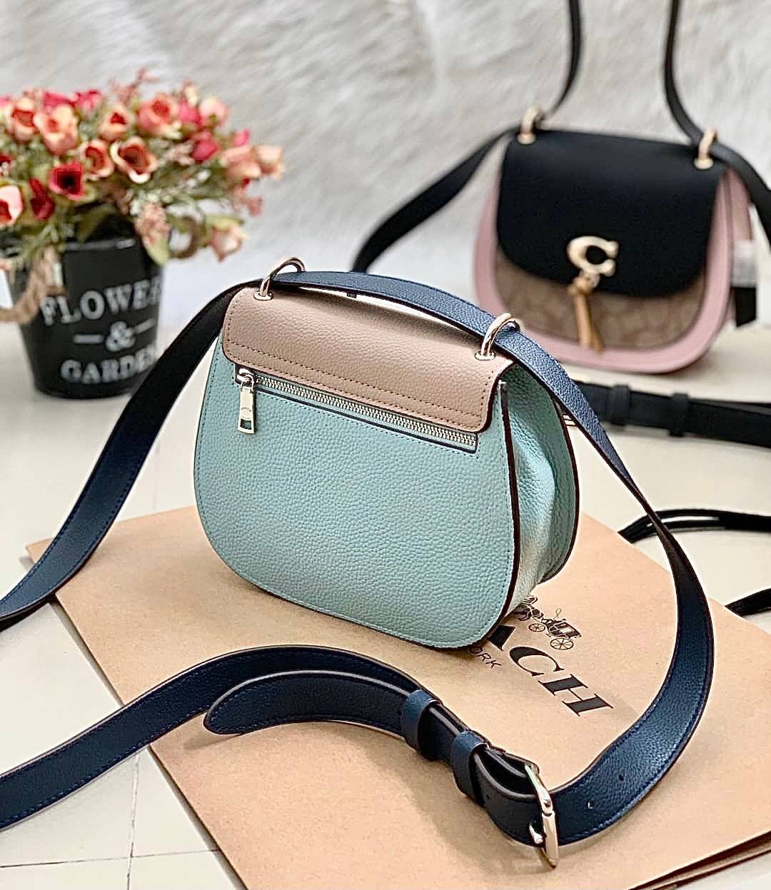 OUTLET 】COACH REMI SADDLE BAG IN COLORBLOCK ((1330)) รุ่นแนะนำ คลาสสิคน่าใช้มากๆ วัยใสๆใช้ดีค่ะ 😘 พร้อมส่งที่ไทยอีกครั้ง! กระเป๋าสะพายข้าง//ครอสบอดี้ร์//หรือทบเป็นสายคู่สะพายไหล่ได้ค่ะ แล้วแต่ชอบเลยค่ะ! วัสดุหนังแท้ ลายหนังสวยมากๆค่ะรุ่นนี้ หลงรัก