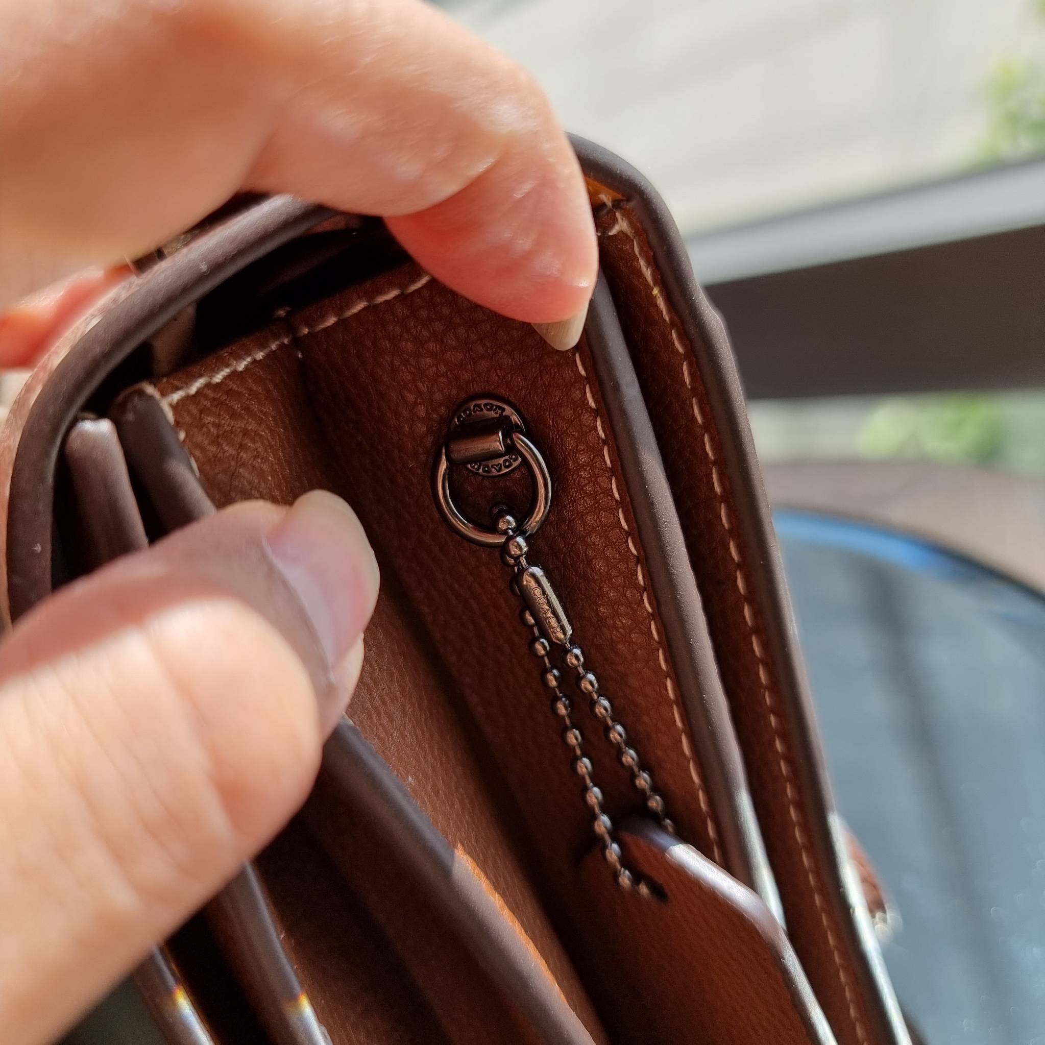 OUTLET 】COACH 88343 CAMILLE CROSSBODY WITH HORSE AND CARRIAGE PRINT AND ARCHIVE PATCH คอลเลคชั่นหายาก ที่สาวๆตั้งตารอ!! ด้วยดีไซน์ลุคผู้ดี ตกแต่งลวดลายออกมาดูโดดเด่น กับกระเป๋าสะพายที่ปรับใช้ได้หลายหลายสไตล์ สะพายไหล่สายคู่ สะพายข้างสายเดี่ยว หรือจะเอาสาย