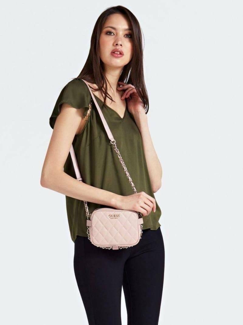 Guess Sweet Candy Mini Crossbody Bag กระเป๋าสะพายขนาดมินิ วัสดุหนังpu หนังนิ่ม มีดีเทลเย็บลายตารางรอบใบ เปิดปิดใช้งานด้วยซิปเดียว ใส่ไอโฟนพลัสได้ทุกรุ่น สายสะพายโซ่ต่อหนัง ปรับระดับได้ สะพายออกมาแล้วคล่องตัวเลยคร้า!!