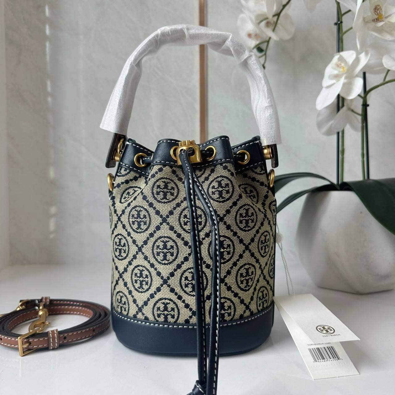 TORY BURCH T MONOGRAM JACQUARD MINI BUCKET BAG กระเป๋าทรงบัคเก็ตไซส์มินิ ทรงยอดนิยมขนาดน่ารัก