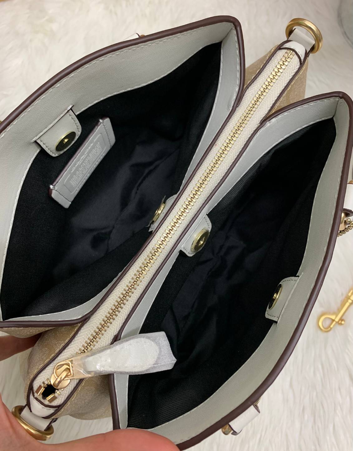 COACH MINI SAGE CARRYALL IN SIGNATURE 🌈กลับมาแล้ว รุ่นที่สาวๆหลายคนถามหาค่ะ! กระเป๋าหิ้วได้//สะพายข้างได้ pvc หนังนิ่มอย่างดีค่ะ กระเป๋าแบ่งออกเป็น3ช่อง มีเป็นช่องซิปกลาง แต่ละช่องกว้างใส่ของจำเป็นได้ครบเลยนะคะ พร้อมสายสะพายแบบโซ่ต่อหนังถอดออกได้เ