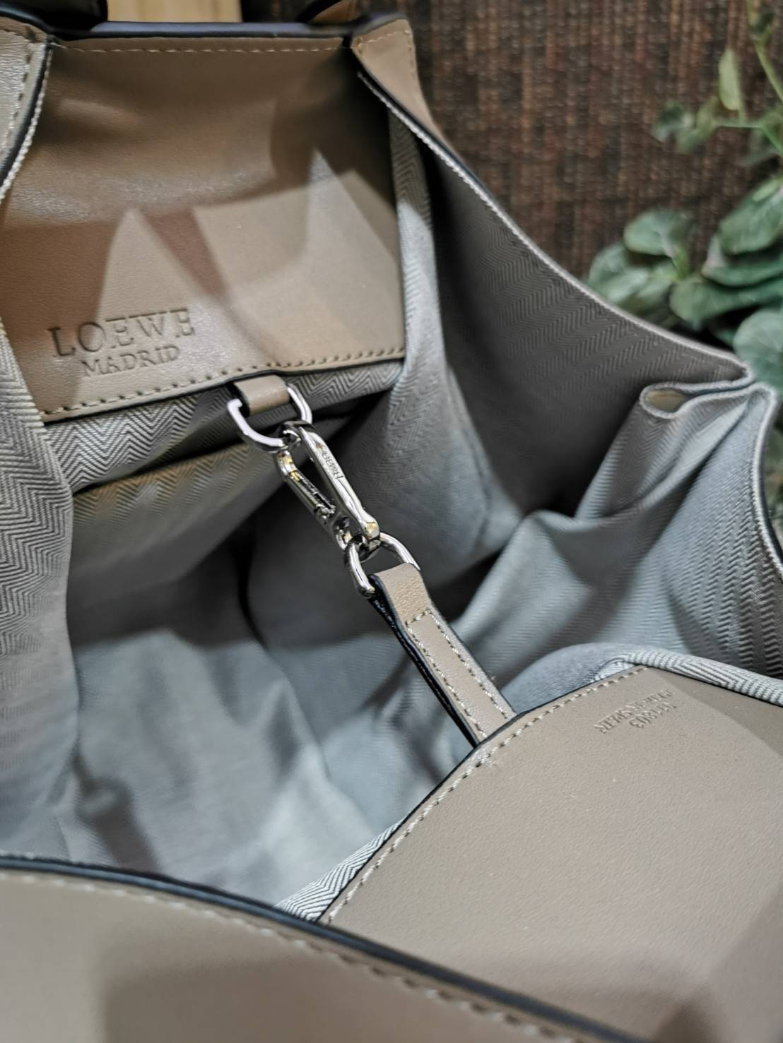 LOEWE HANDLE & SHOULDER BAG GIFT WITH PURCHASE (GWP) กระเป๋าถือหรือสะพายหนังแท้พรีเมี่ยมกิ๊ฟ Limited จาก LOEWE PERFUME DUTYFREE รุ่น Rare items สุดๆวัสดุหนังแท้ Calfskin หนังสวยดีไซน์มีเอกลักษณ์ ใบใหญ่กำลังดี น้ำหนักเบา สามารถปรับได้หลายทรง ด้านข้างมีซิปป