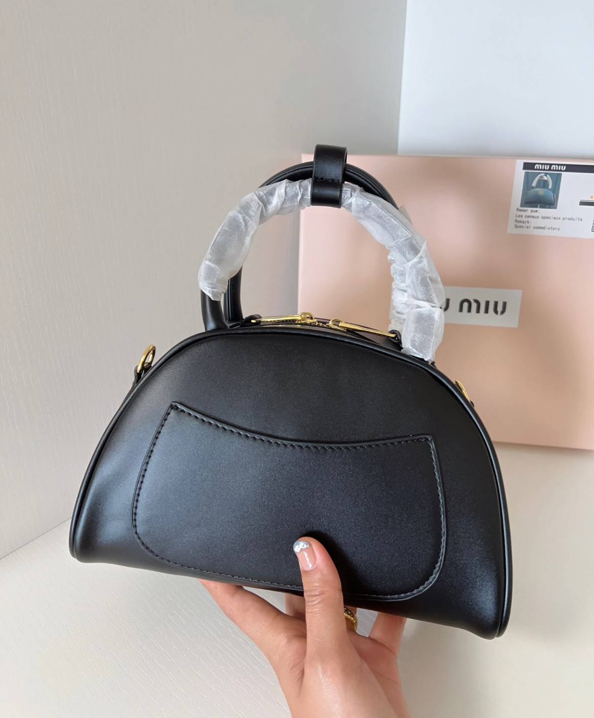 MIU MIU HALF-MOON TOP HANDLE BAG / Patent leather bowling bag / Miu Miu Leather top-handle bag กระเป๋าทรงพระจันทร์เสี้ยว หนังนิ่ม ลื่นเงา ตัดกับอะไหล่ทองได้ลงตัว