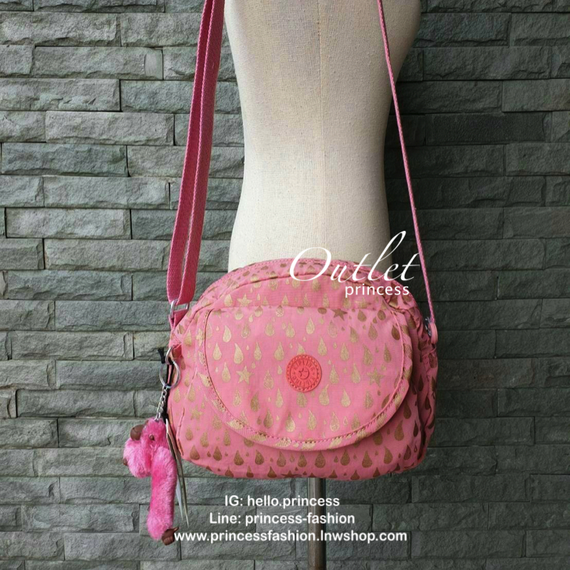 Kipling nylon shoulder bag รุ่น ( K15313 ) >>พร้อมส่งค่ะกระเป๋าสะพายข้างรุ่นใหม่ล่าสุด วัสดุไนล่อน กันน้ำ บุด้วยนวมที่ฐานกระเป๋าเพิ่มความนุ่ม >>รูปทรงสวย ขนาดกระทัดรัด มีช่องกระเป๋าด้านหน้าใส่ของจุกจิกหนึ่งช่อง >>มีช่องซิปหลักนะค่ะ ด้านใ