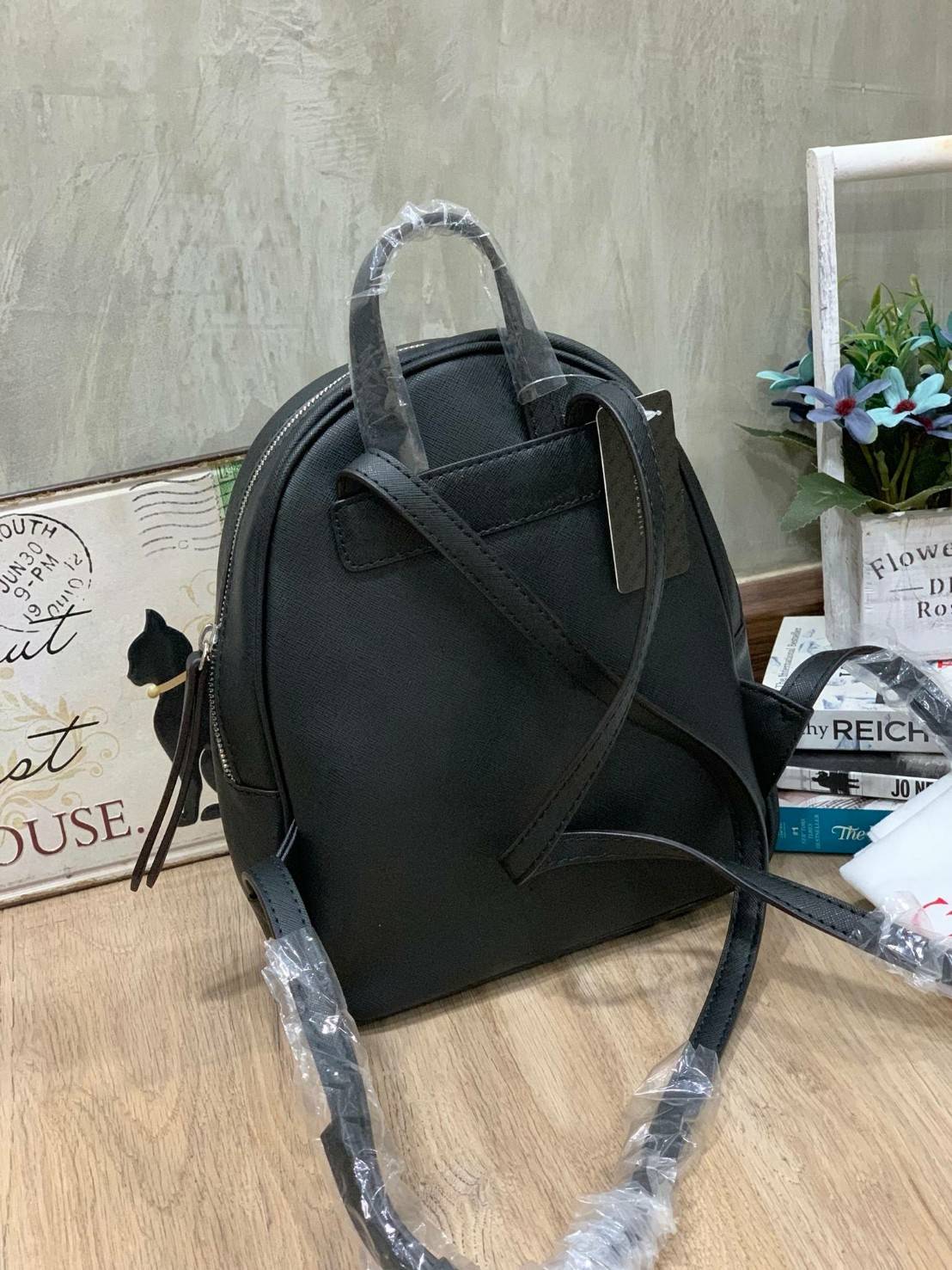 5สี Guess Woman’s Backpack กระเป๋าเป้สะพายรุ่นใหม่! วัสดุหนังsaffiano ขนาดกลางกำลังดี เปิดปิดด้วยหัวซิปหนัง ภายในบุผ้าลายsignature กว้างใส่ของได้เยอะ กระเป๋าสตางค์ยาว มินิไอแพค ด้านหน้ามีอีกหนึ่งช่องซิปเก็บของจุกจิกได้ มีโลโก้ตัวนูนเป็นดีเทลน่ารักๆ สายสะพ