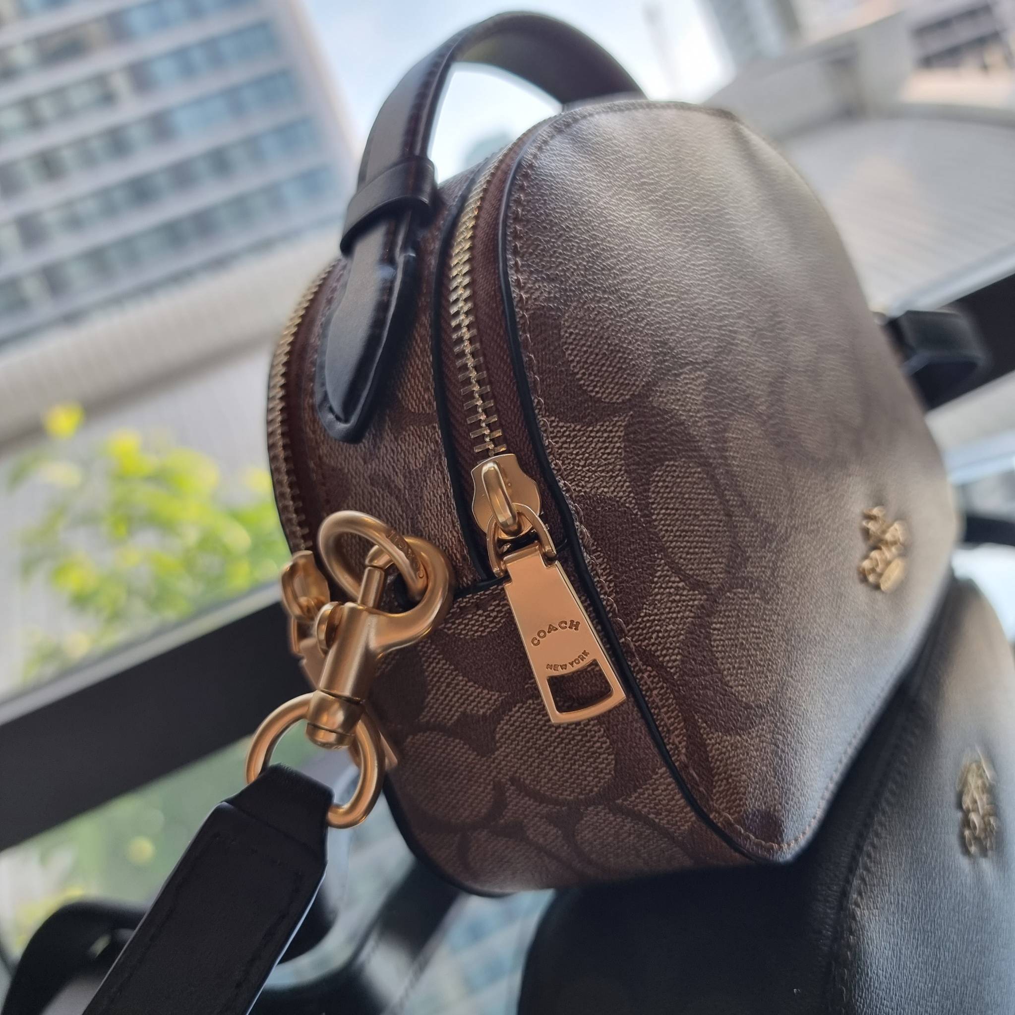 OUTLET 】COACH 1591 SERENA SATCHEL IN SIGNATURE CANVAS กระเป๋าสะพายคอลเลคชั่นยอดฮิต ดีไซน์ลุคผู้ดี ต้องยกให้น้องใบนี้เลย!! จัดสีขายดี สีลุคคุณหนูมาให้ สวยตาแตก!! วัสดุหนังแคนวาส เปิด-ปิดด้วยซิป 2 ช่องหลัก ภายในเป็นช่องโล่ง เก็บของได้แบบสบายๆ ใส่มือถือได้ทุ
