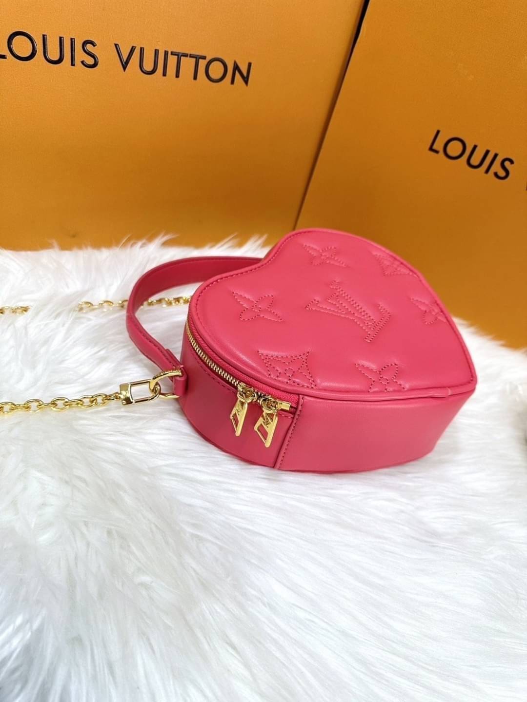 LV Pop My Heart pouch bag สวยมาก มงลงมาก!! กระเป๋าสะพายสุดคิ้วท์ ดีไซน์รูปทรงหัวใจไม่ซ้ำใคร น่ารักทุกสี น่าใช้ไปเลยแม่!!