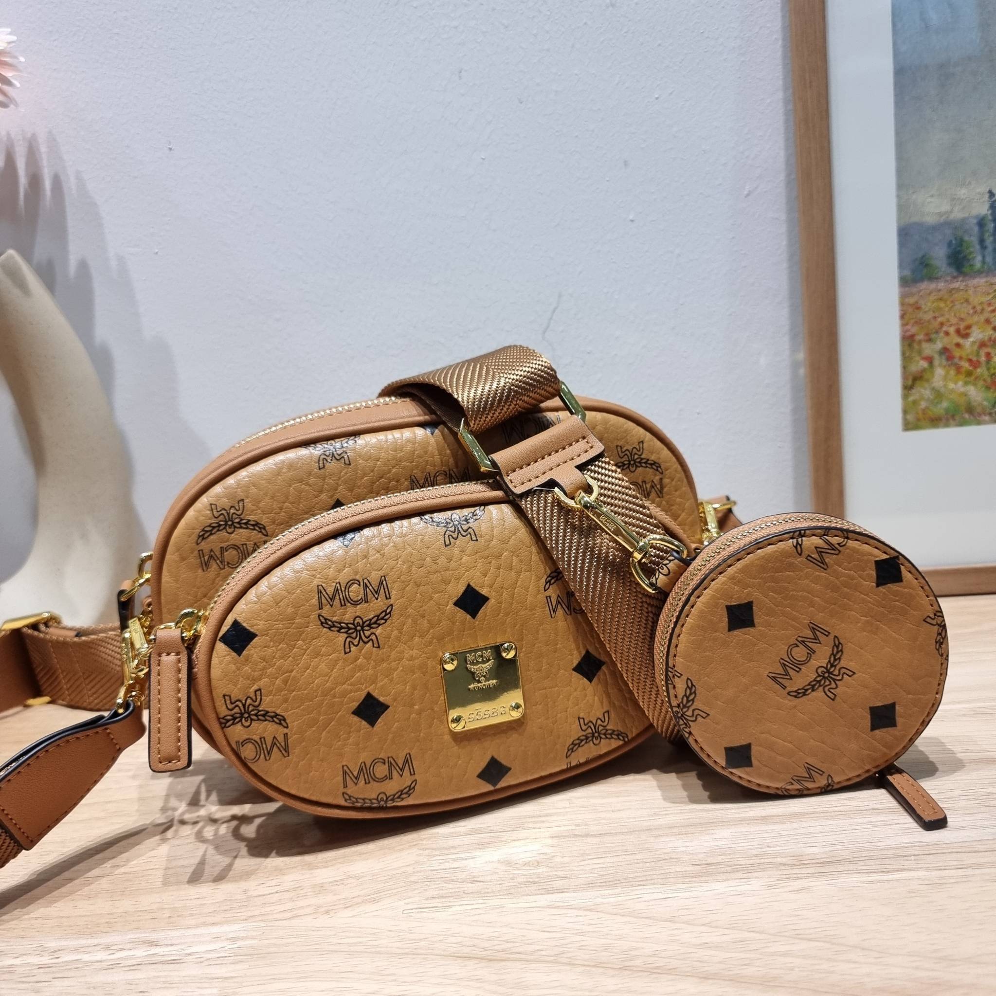 ORI | M.C.M ESSENTIAL MULTI POCHETTE BAG IN VISETOS กระเป๋าสะพายมัลติฟังก์ชั่น ดีไซน์กระเป๋าทรง pouch 3 ชิ้นสุดคุ้ม สามารถประกอบเข้าด้วย หรือแยกชิ้นใช้งานได้หมด ครบครันตอบโจทย์ทุกลุค