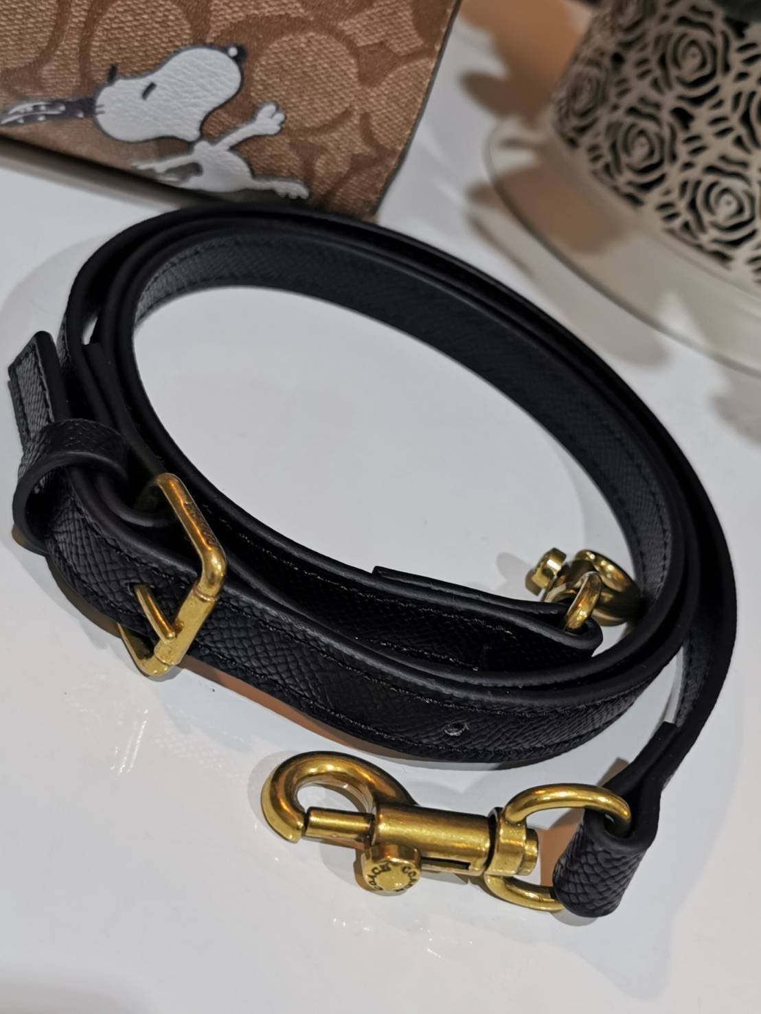 COACH FACTORY BOSTON BAG IN SIGNATURE X SNOOPY COLLECTION กระเป๋าถือหรือสะพายคอลเลคชั่นพิเศษจาก Coach Factory วัสดุ Signature refined calf leather หนังแท้ลายคอลเลคชั่น Snoopy เทคเจอร์สวยอยู่ทรง ดีไซน์ยอดนิยม ด้านหน้ามีโลโก้และช่องซิปแบรนด์ ช่องหลักเปิดปิด