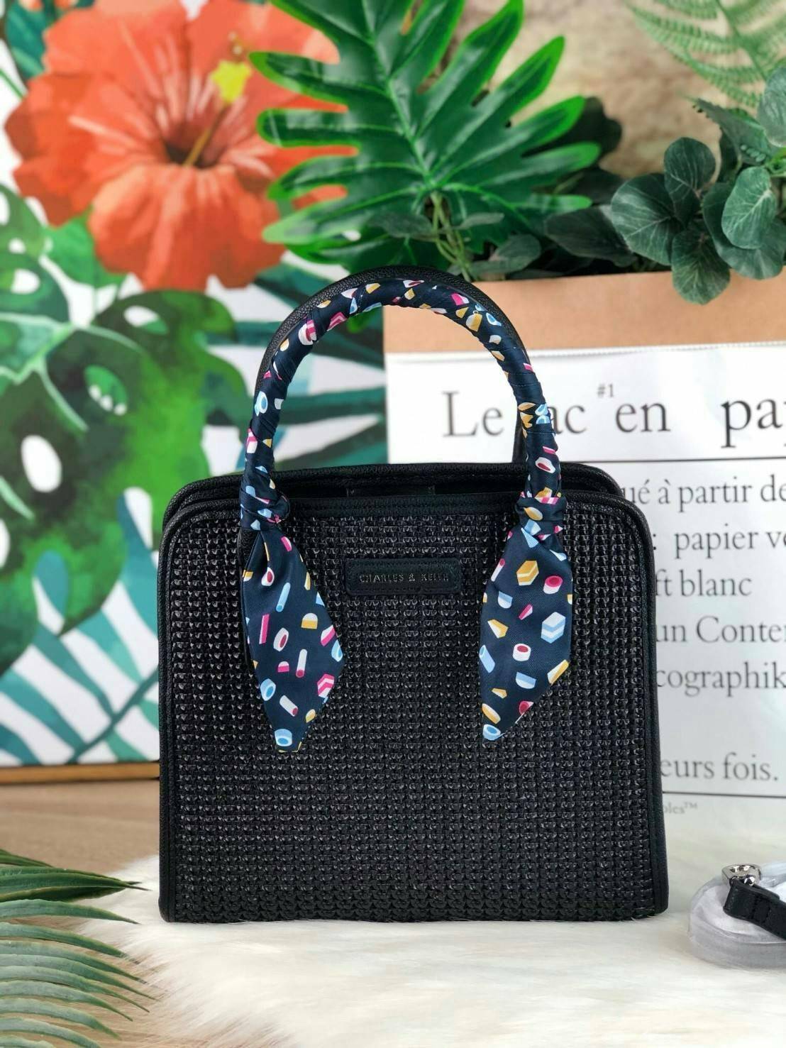 CHARLES & KEITH SATIN SCARF WRAPPED WOVEN BAG กระเป๋าถือ/สะพายอยู่ทรง มีผ้าพันหูกระเป๋าให้ 1 เส้น มีหมุดรองฐานทั้ง 4 มุม ที่ด้านหน้าทำ texture สวยงาม เปิดปิดด้วยกระดุมแม่เหล็ก ด้สนในมีช่องซิปเล็ก 1 ช่อง รุ่นนี้จุของได้เยอะ ใส่ iPad mini ได้สบายๆค่า สายสะพ