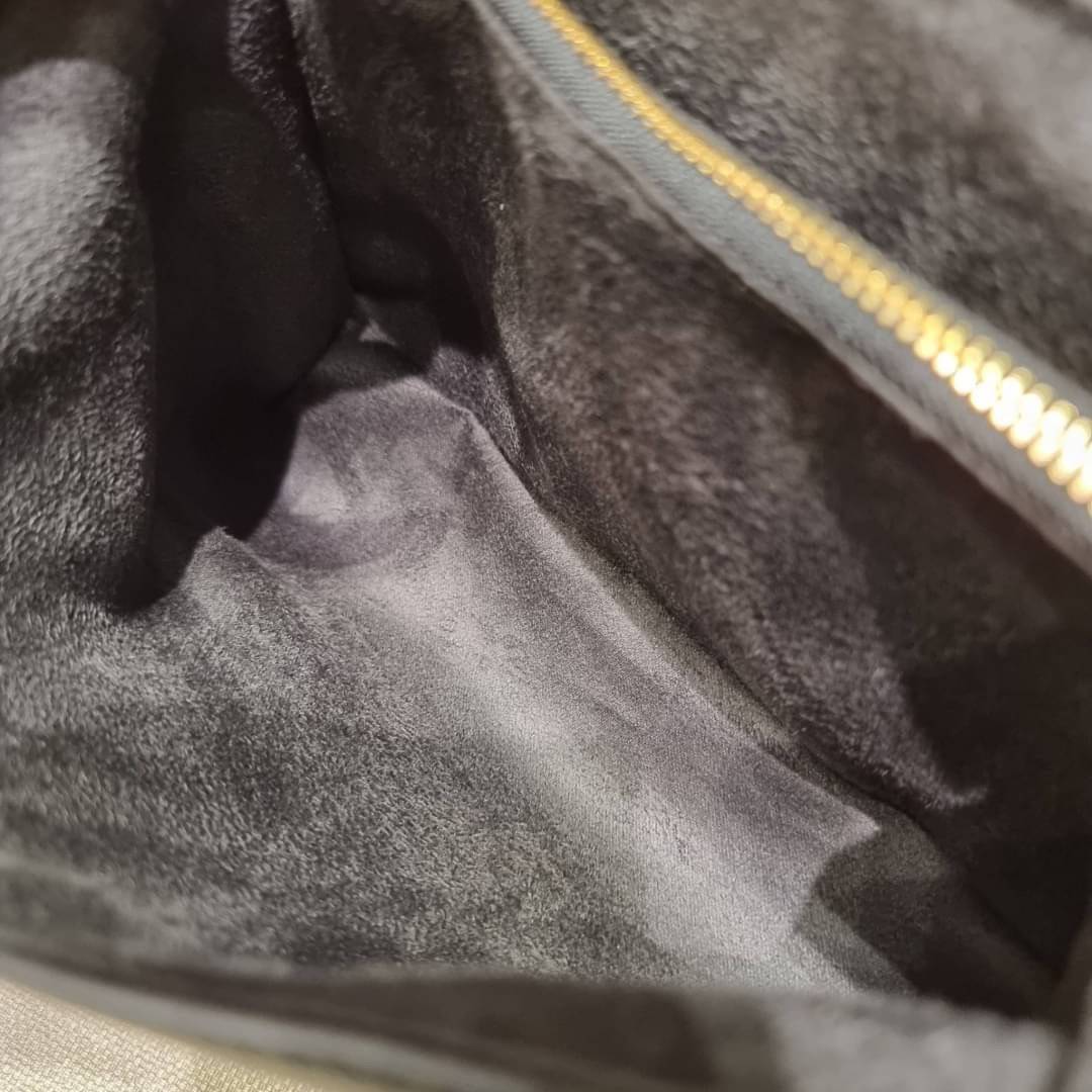 VIP 🥂 LV MADELEINE BAG ใหม่ล่าสุด อีกหนึ่งรุ่นคลาสสิคหายาก ที่สาวๆรอคอย กระเป๋าถือ/สะพายข้าง ดีไซน์เรียบง่าย แต่เต็มไปด้วยดีเทลความหรู วัสดุหนังวัวปั๊มลายเอกลักษณ์ เปิด‐ปิดด้วยอะไหล่กดล็อคสีทองหรู และมีพวงหนังห้อยพิเศษแถมมาให้ด้วย ภายในแบ่งสัดส่วน