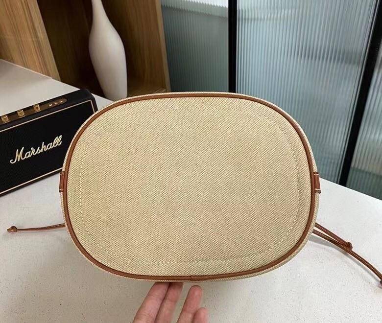 Celine Vip Gift Bag กระเป๋าถือหรือสะพายไหล่ วัสดุ Canvas สวยหรูอยู่ทรง อะไหล่ทอง ติดโลโก้แบรนด์ด้านหน้า หรูหรา มีสายยาว ถอดสายได้ ปรับระดับได้ น้ำหนักเบา มาพร้อมถุงผ้าแบรนด์ ไม่ควรพลาด ใบจริงสวยมากก คุณค่าที่คุณคู่ควรค่า