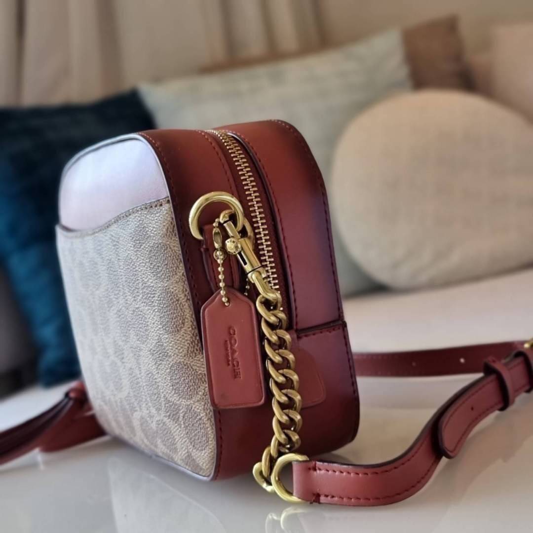 COACH 31208 CAMERA BAG IN SIGNATURE CANVAS รุ่นหายาก กระเป๋า crossbody ทรงกล่องสวยหรู ดีไซน์ลงตัว สีแทนรัสท์โดดเด่น วัสดุหนังแคนวาสเคลือบลาย ตัดด้วยอะไหล่ทองเหลือง สวยเข้ากันสุดๆ!! เปิด-ปิดกระเป๋าด้วยซิปพวงหนัง ภายในโล่งกว้าง ใส่ของสำคัญได้ครบ ใบนี้ใบเดีย