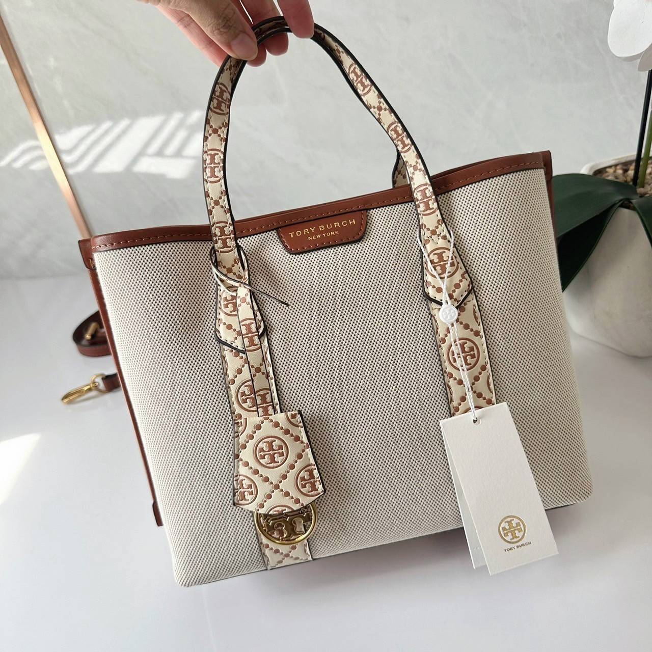 TORY BURCH small Perry canvas tote bag กระเป๋าคล้องแขนและสะพายไหล่ทรงโท้ท คอลเลคชั่นใหม่ล่าสุด สวยหรูลุคคุณนาย