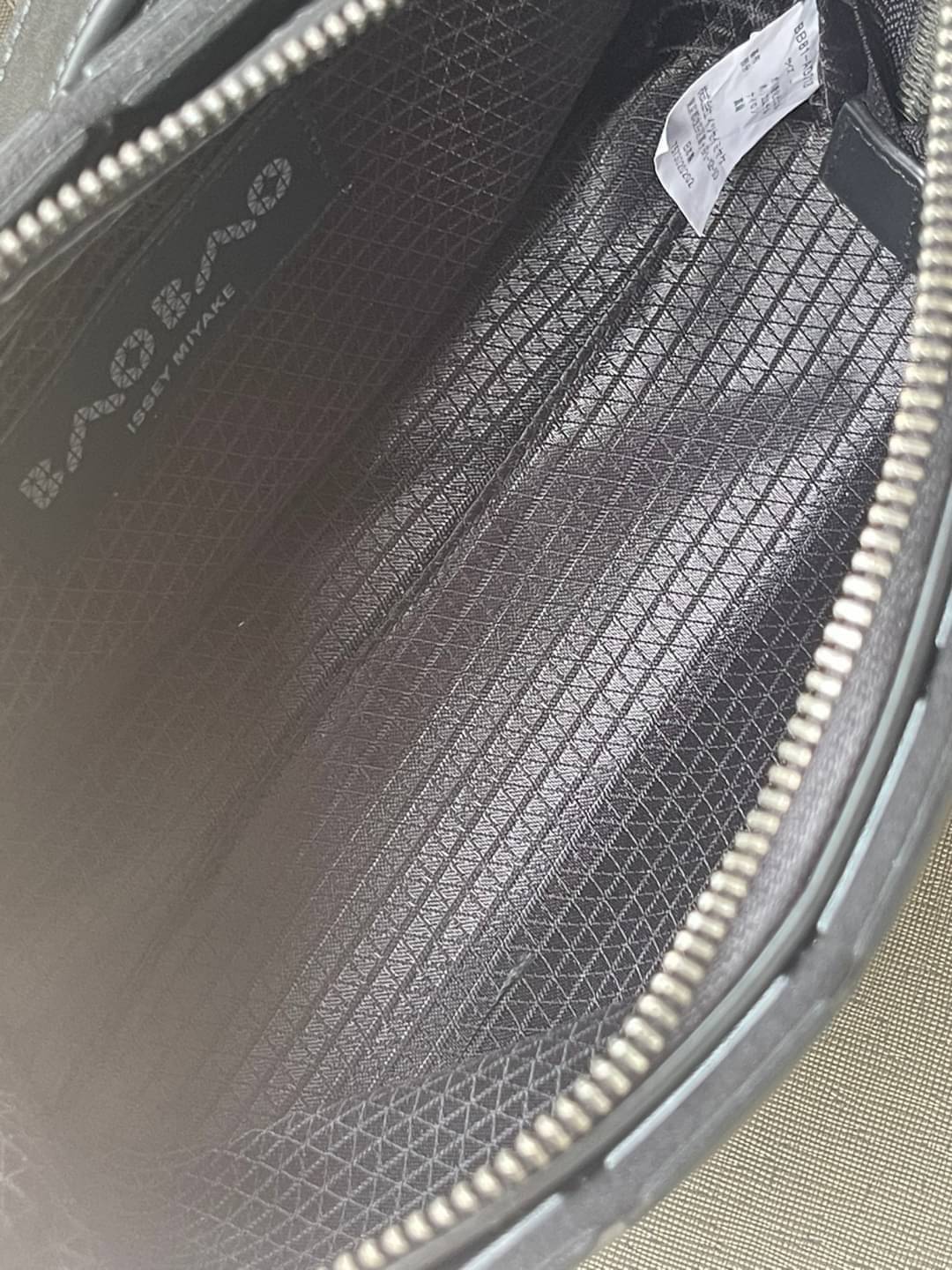 BAO BAO ISSEY MIYAKE Crystal Shoulder Bag งานดีไซน์ที่ดูเรียบง่ายทั้งรูปแบบการใช้งาน มีช่องเปิดปิดแบบซิปเพื่อให้คุณพกพาของมีค่าได้อย่างสบายใจป้องกันสิ่งของตกหล่น