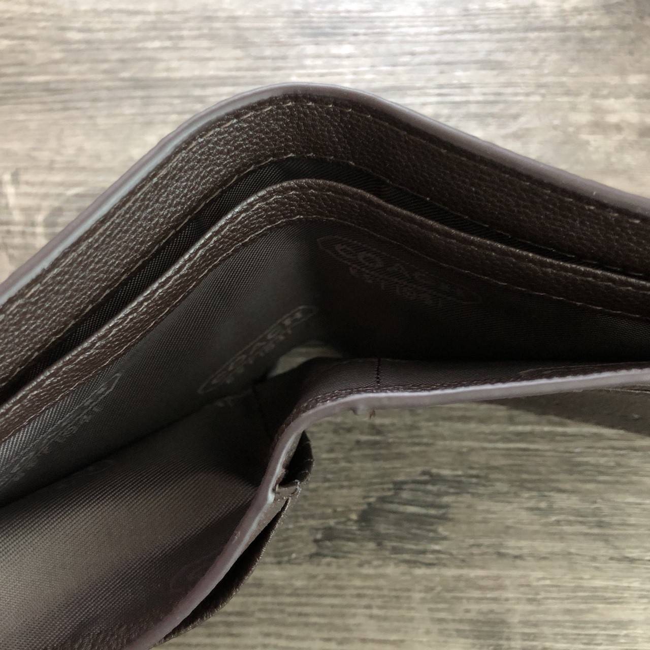 COACH Compact ID Wallet in Sport Calf Leather กระเป๋าสตางค์ใบสั้น ภายในมีช่องใส่บัตร, ธนบัตร มาพร้อมกระเป๋าใส่บัตรใบเล็กอีก 1 ใบ จะมอบเป็นของขวัญหรือใช้เองก็แนะนำค่ะ