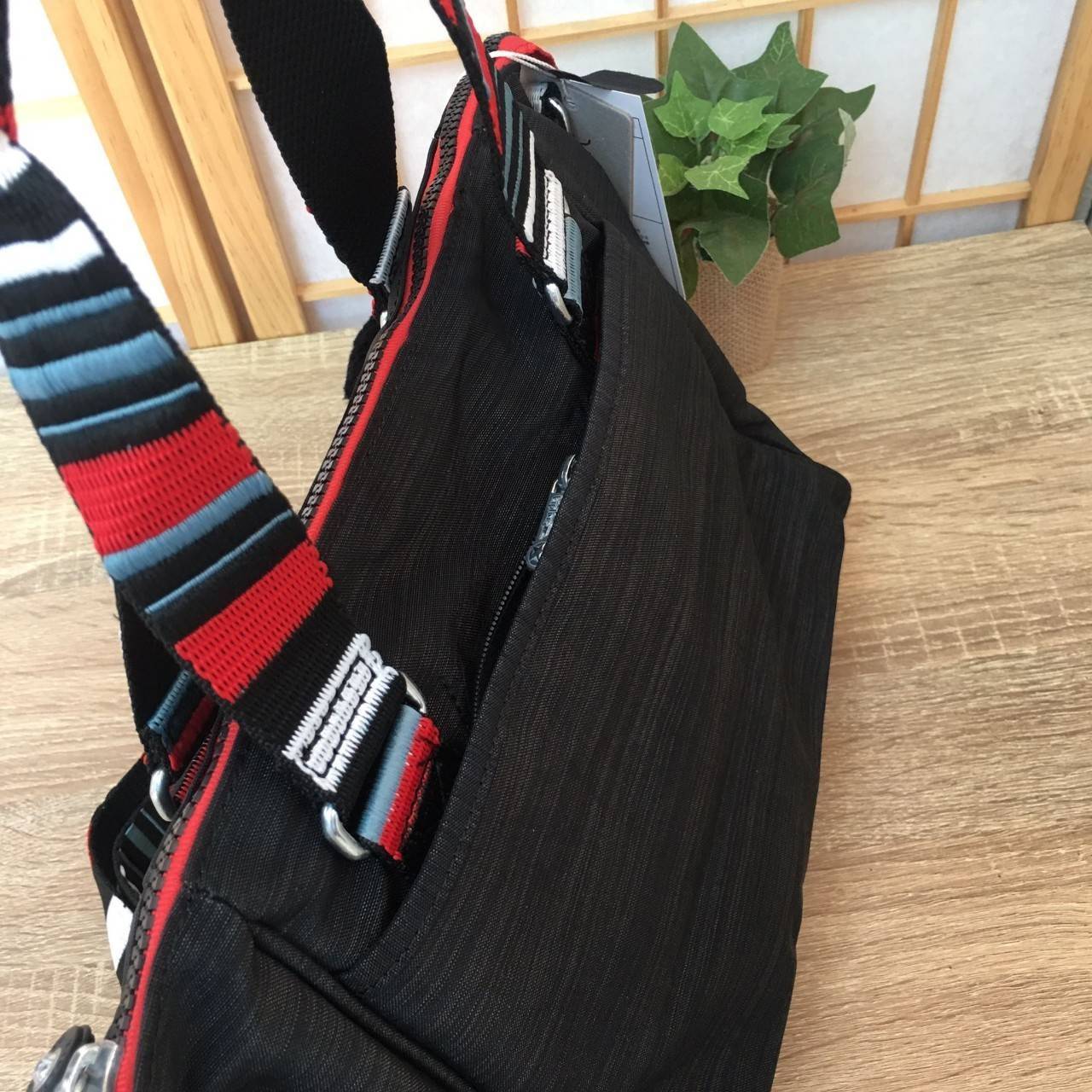 KIPLING AMIEL K15371 กระเป๋าถือ/สะพาย KIPLING รุ่นขายดีมาแล้วค่า มาพร้อมพวงกุญเเจที่เป็นเอกลักษณ์ของเเบรนด์ เปิดปิดด้วยซิป มีสายยาว ถอดสายและปรับความยาวได้ น้ำหนักเบา ทำความสะอาดง่าย ช่องด้านในมีสายเกี่ยวกุญแจ ช่องซิปเล็กด้านใน แนะนำควรมีเลยติดตู้ไว้เลยค่