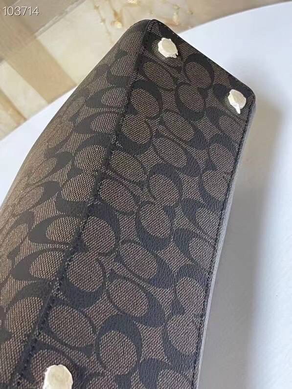 COACH Tote in Signature Canvas Bag กระเป๋าสะพายทรงช้อปปิ้ง สายกระเป๋าเป็นหนังสลับโซ่ทองสวยงาม เพิ่มความหรูหรา ภายในโล่งกว้างใส่ของได้เยอะมาก วัสดุ Canvas เคลือบลายซิกเนเจอร์และหนัง พร้อมซิปกลางเก็บของได้มิดชิดเลยค่ะ มี 3 สี น้ำตาล ดำ ขาว