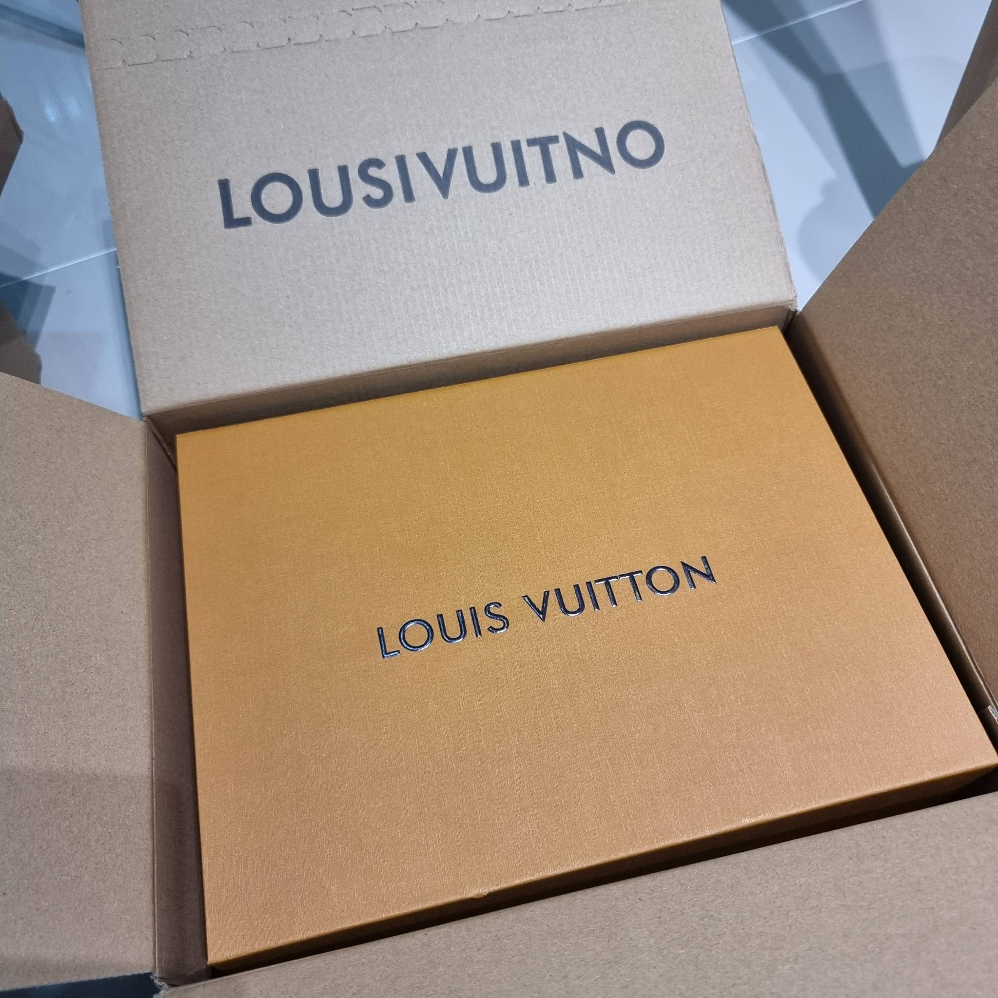 LV Onthego / LV crossbody tote bag กระเป๋าทรงโท้ทเวอร์ชั่นดั้งเดิม ที่คลาสสิค ผู้ดี หรูหรา โทนสีใช้งานง่าย ได้ทุกลุค ทุกสไตล์ วัสดุหนังลูกวัว ผิวลายเกรน มาพร้อมหูจับในตัว คล้องแขนก็ดูแพง หรือจะเกี่ยวสายครอสสะพายก็อัพลุคได้เลย ภายในโล่งกว้างมาก มีอะไหล่เกี