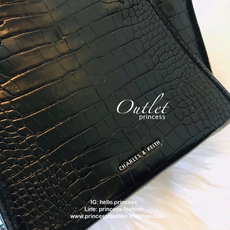 New arrival!! CHARLES & KEITH CROC-EFFECT TRAPEZE BAG กระเป๋าสะพายรุ่นใหม่ล่าสุด วัสดุหนังเรียบเงาสวย นิ่ม น้ำหนักเบา อะไหล่เงิน เปิดปิดกระเป๋าแบบกดล็อก ด้านในโล่งกว้างมีช่องซิปสำหรับใส่ของ ใส่กระเป๋าสตางค์ใบยาว Iphone+ได้ทุกรุ่น มาพร้อมสายสะพายยาวถอด-ปรั