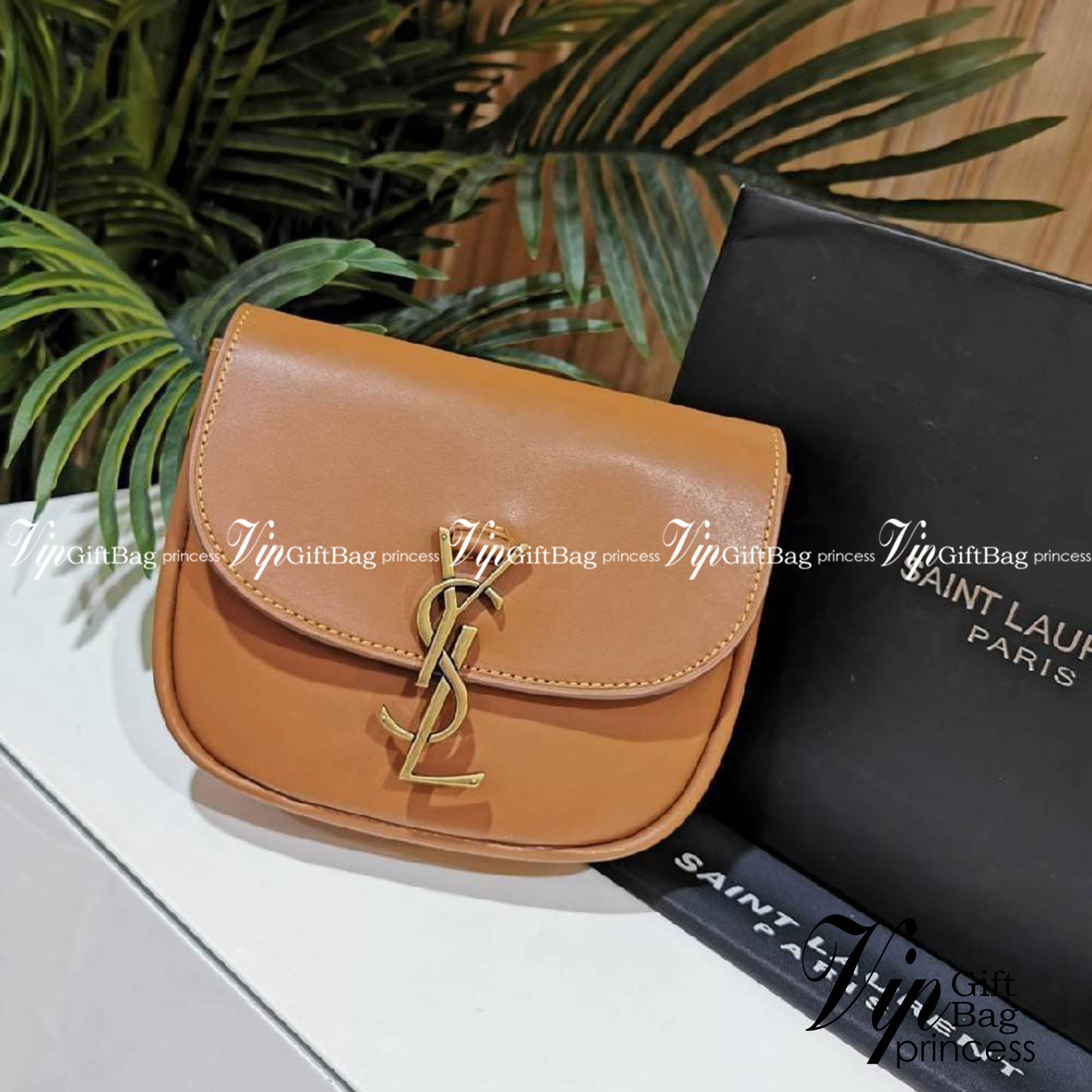 VIP 🥂 สีใหม่พร้อมส่ง! Saint Laurent Kaia Small YSL Plaque Leather Cross Body Bag / YVES SAINT LAURENT YSL BAG VIP วัสดุ Calfskin หนังเรียบอยู่ทรงเปิดปิดด้วยฝาปิดโลโก้แบรนด์อะไหล่ทอง ภายในโล่งมีโลโก้และช่องย่อยสามารถใส่มือถือของใช้จุกจิกได้เยอะ สาย