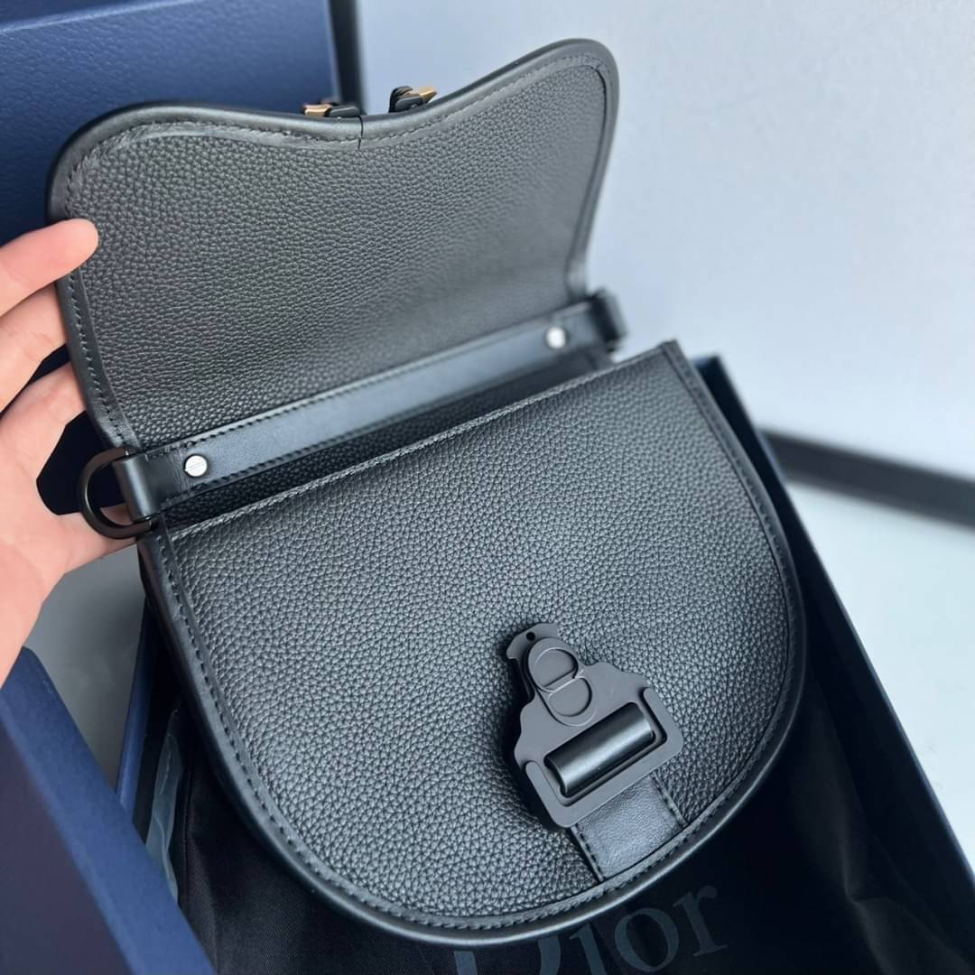 Dior Messenger Gallop Bag / DIOR Mini Gallop Bag with Strap Black Grained Calfskin เกรดใช้งานสลับใบจริงได้ หนังแท้ เทพออริจินอล เป็นรุ่นสั่งทำพิเศษ ภาพสินค้าถ่ายจากงานขายจริงใช้งานต่างประเทศได้