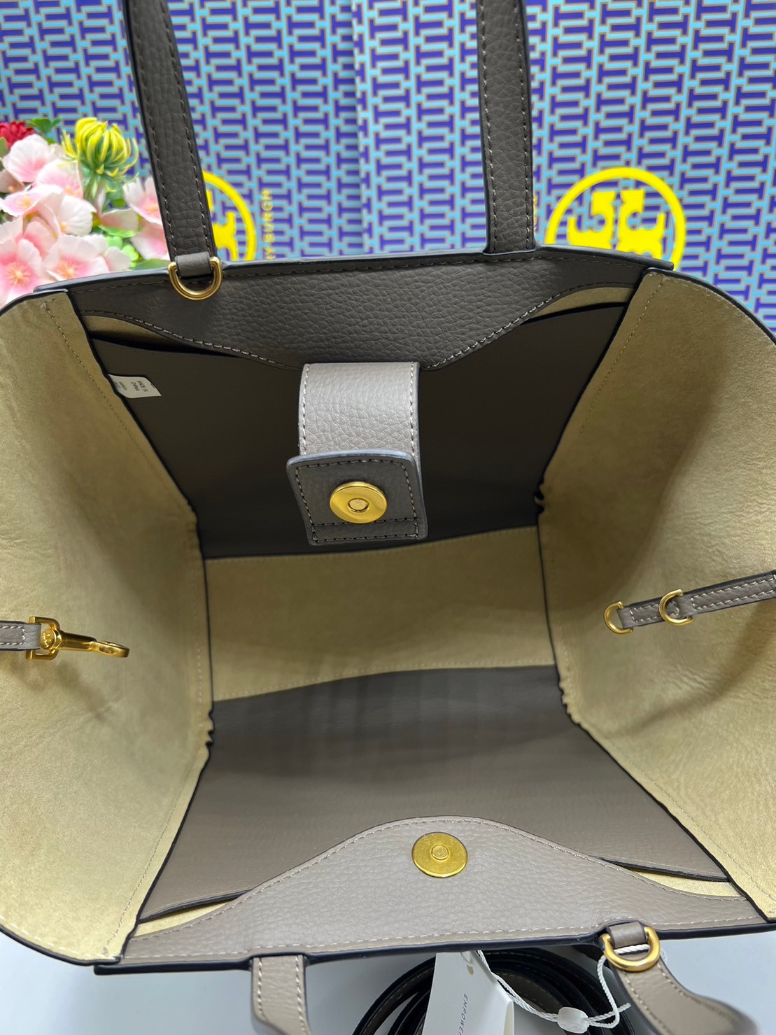 Tory Burch McGraw Leather Tote Bag / Tory Double T Tote Bag / TORY TOTE BAG พร้อมส่ง 4 สี กระเป๋าสะพายทรงโท้ท จุของได้เยอะใบนี้ตอบโจทย์ได้ดีมาก โทนสีเรียบง่าย แฝงไปด้วยความดูดี สุขุมและเป็นผู้ใหญ่