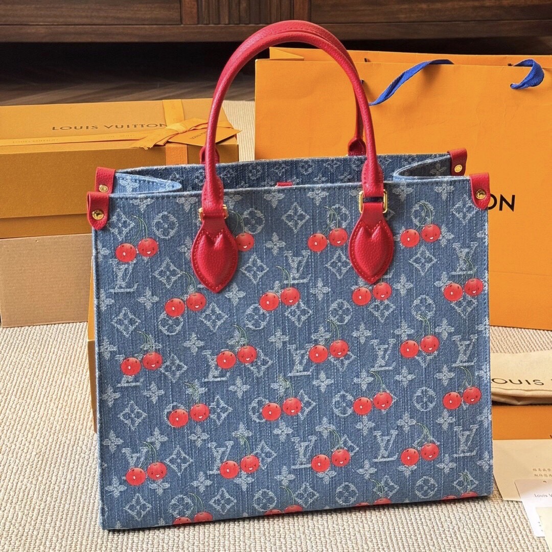 LV OnTheGo MM Monogram cherry denim 35cm กระเป๋าสะพายทรงโท้ทใบใหญ่ จุของได้เยอะ ไอเท็มสุดโดดเด่นมีชีวิตชีวา ด้วยเดนิมวินเทจปักลายเชอร์รี่สีสันสดใสสะดุดตาสะท้อนสไตล์ไอคอนิก