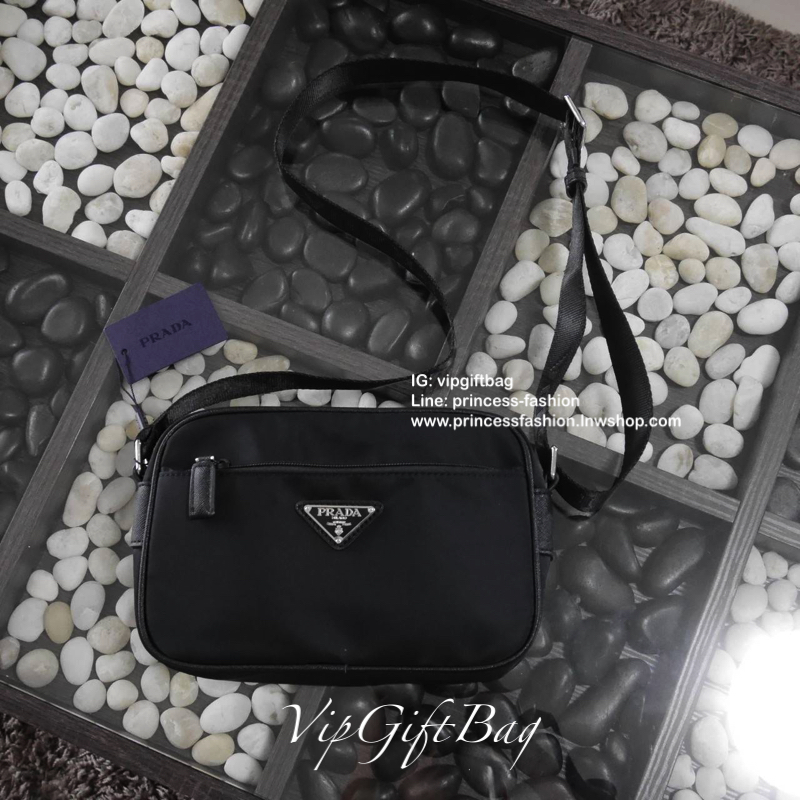 กระเป๋าสะพายข้าง จากแบรนด์ Prada วัสดุทำจากผ้าNylon อย่างหน้า อยู่ทรงสวยเลยคะ ขนาดกะทัดรัด ใส่มือถือ กระเป๋าตังยาว ได้เหลือๆคะ ด้านหน้ามีช่องซิปแยกให้คะ ด้านในบุผ้าลายแบรนด์อย่างดี มีป้ายโลหะแบรนด์ พร้อมช่องใส่ของแยกอีกด้วยคะ อะไหล่เงินทั้งใบ รุ่นนี้แม่ค้