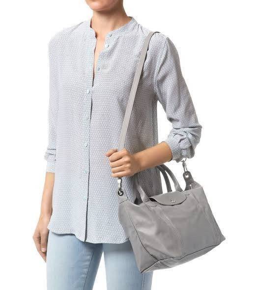 Longchamp Le Pliage Cuir Top handle bag S เรียกว่าเป็นกระเป๋าอีกหนึ่งรุ่นที่ไม่ว่ายังไงก็ฮอตฮิตและติดเทรนด์ตลอดไม่เคยเปลี่ยนกับ ทรง Le Pliage Cuir หนึ่งในตระกูลกระเป๋าสุดไอคอนิกจากแบรนด์