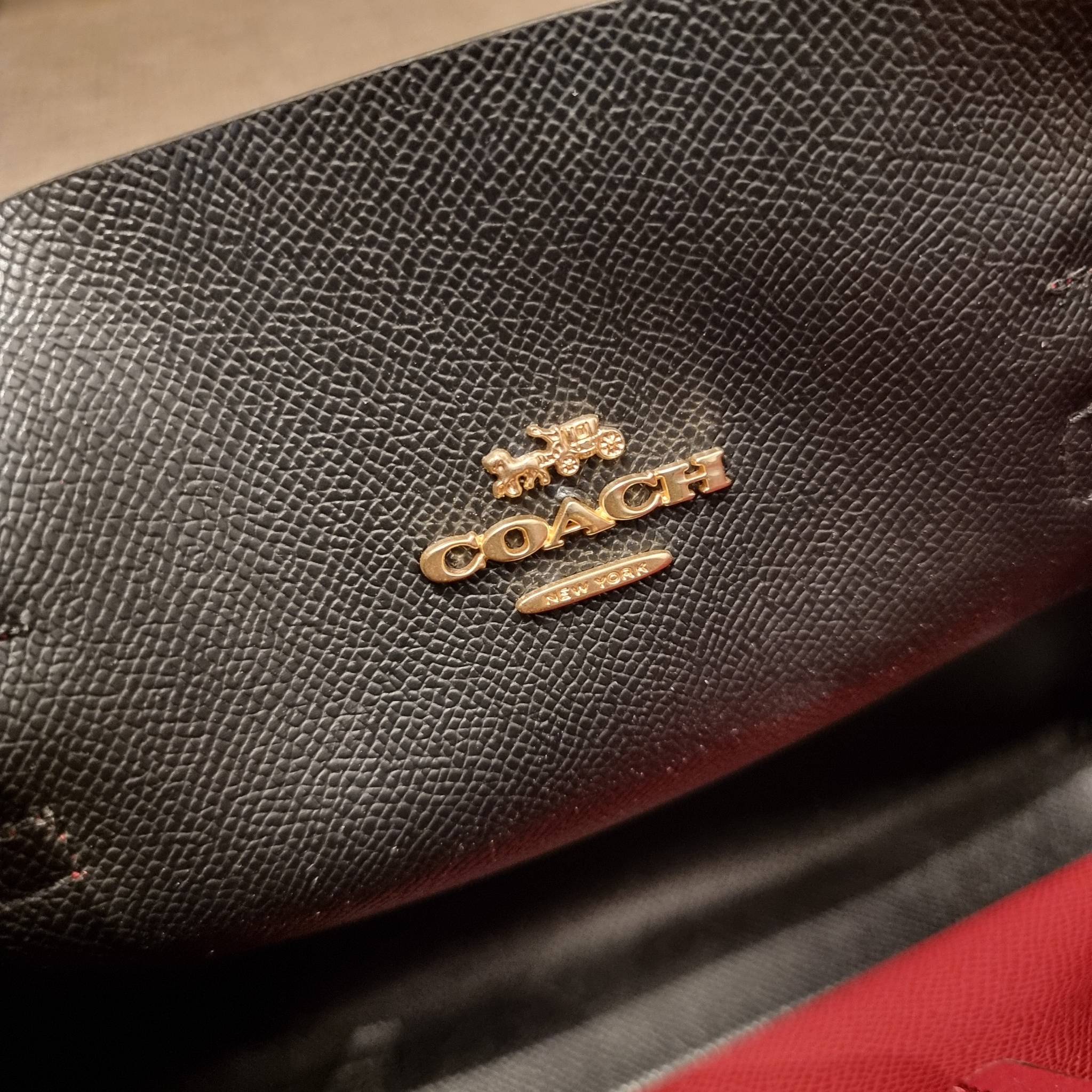 COACH C4250 MOLLIE TOTE 25 IN SIGNATUE CANVAS WITH HEART FLORAL ดีไซน์ใหม่ล่าสุด กระเป๋าโท้ทไซส์เล็กที่สาวๆต่างก็ต้องปักใจรัก รอบนี้น้องถูกเติมแต่งลวดลายดอกไม้ เพิ่มดีเทลความน่าใช้ไปอีก วัสดุหนังแคนวาส ทนทาน ภายในโล่งกว้าง มีช่องซิปกลางใส่ของได้ ขนาดกำลัง