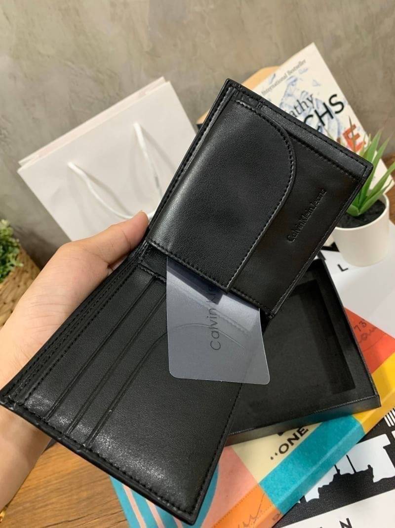 ของแท้ 💯% 】CALVIN KLEIN SHORT WALLET & KEY CHAIN SET เซ็ทสุดคุ้มกับอีกหนึ่งคอลเลคชั่นสำหรับคุณผู้ชาย ในเซ็ทประกอบไปด้วยกระเป๋าสตางค์ทรงสั้น ใช้งานง่าย