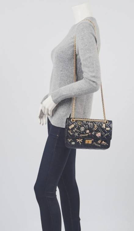 CHANEL ! Chanel Black Quilted Leather Limited Edition Lucky Charm Reissue Classic Bag กระเป๋าทรงคลาสสิคมาใหม่จาก Chanel วัสดุหนังแกะนิ่มกึ่งสังเคราะห์ ดีไซต์เป็นเอกลักษณ์ที่น่าจดจำ ด้านหน้าตกแต่งด้วยรูปสัตว์สิ่งของนำโชค อะไหล่ทอง มาพร้อมสายสะพายโซ่ทักทอเป