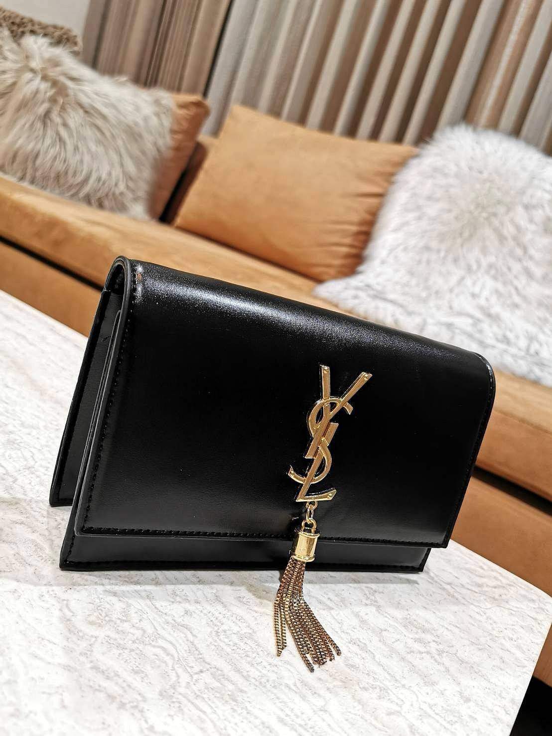 VIP 】YVES SAINT LAURENT YSL BAG VIP GIFT WITH PURCHASE GWP พรีเมี่ยมกิ้ฟ Limited จาก YSL DUTY FREE COUNTER ดีไซน์ทรงสี่เหลี่ยมหนังเรียบสวยอยู่ทรงเปิดปิดด้วยฝาปิดกระดุมด้านหน้าประดับโลโก้แบรนด์อะไหล่ทองพร้อมโซ่ห้อยฟรุ้งฟริ้ง ภายในโล่งสามารถใส่มือถือ กระเป๋