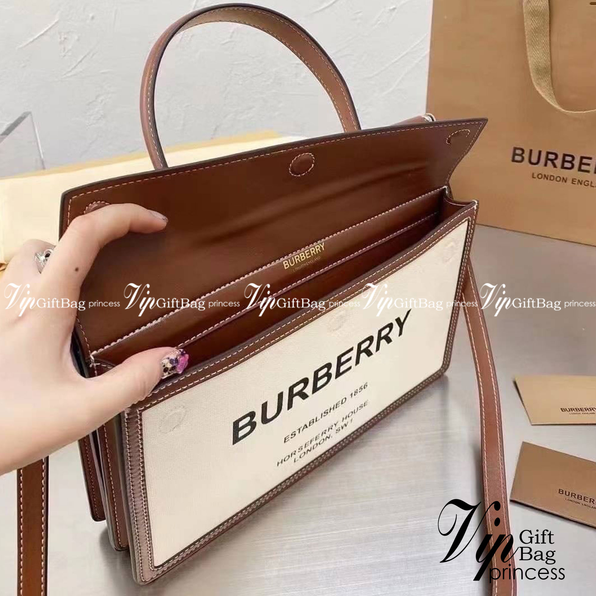 BURBERRY Horseferry Print Title Bag with Pocket Detail กระเป๋าสะพายโทนสีผู้ดี ดีต่อใจ ใบใหญ่กำลังดี จุของได้เยอะ ยิ่งใช้ หนังยิ่งสวย สายยาวถอด หยิบใช้ได้ทุกวัน ทุกโอกาสเลยคร้าาา งานจริงสวยคุ้มเกินราคา