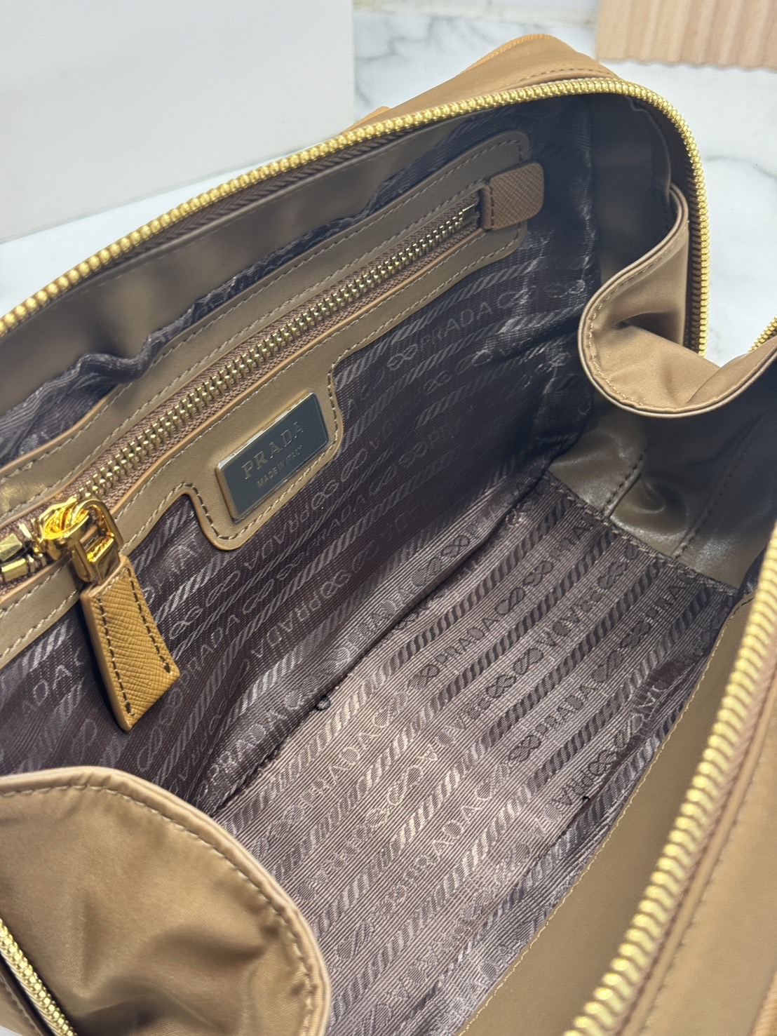 ORI หนังแท้ | Prada Medium Re-Edition 1978 Tote Bag กระเป๋าสะพายใบใหญ่เรียบหรู งานผ้าไนลอนฐานหนัง พร้อมหูจับใช้งานง่าย