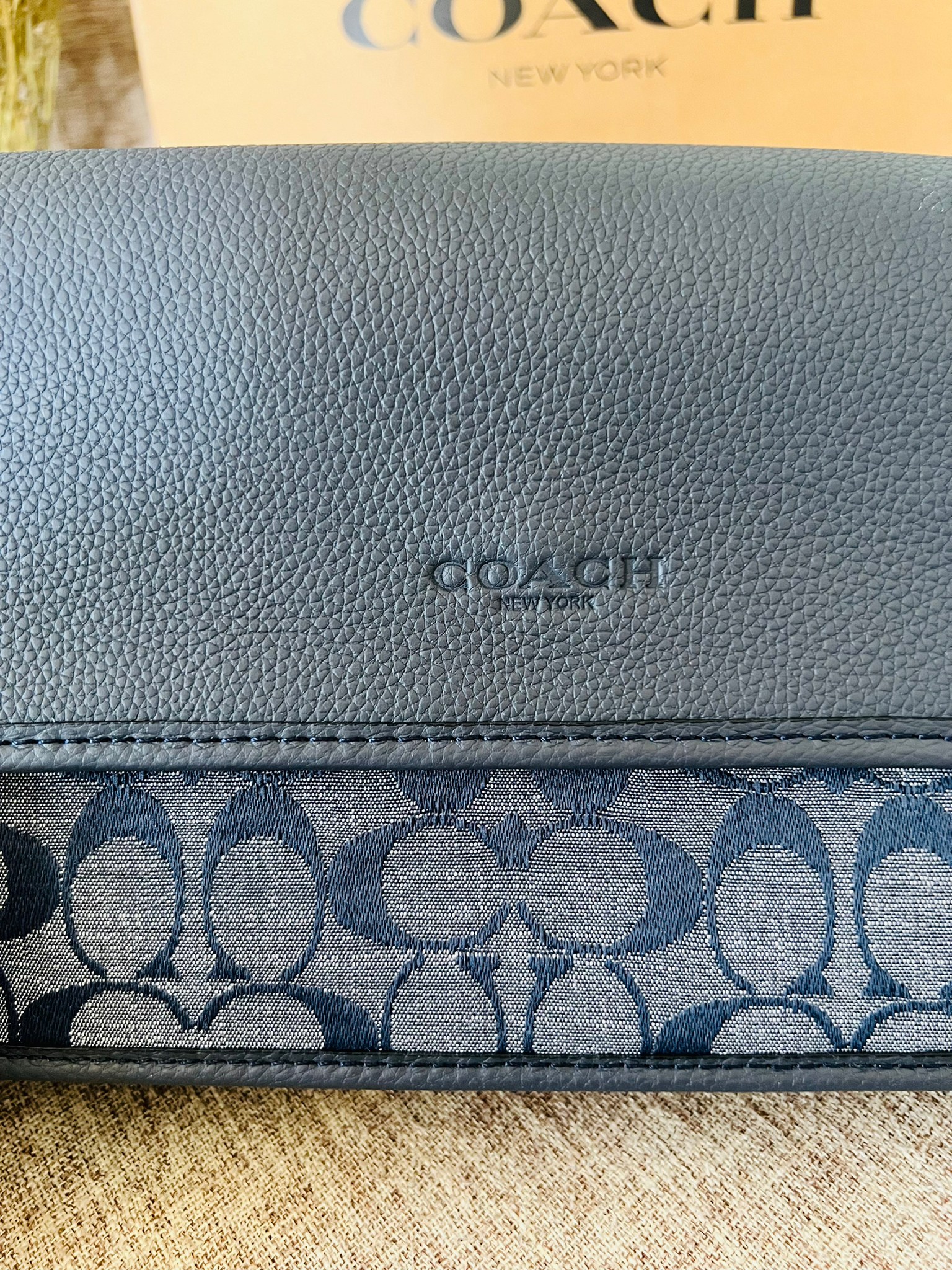 COACH Turner Flap Crossbody In Signature Chambray C8185 กระเป๋าสะพายหนังแชมเบรย์ซิกเนเจอร์และหนังธรรมชาติ ด้านในกระเป๋าซิป กระดุมแป๊ก ซับในหนัง กระเป๋าสลิปด้านนอก สายสะพายถอดได้ ยาว 25” สำหรับสะพายไหล่หรือสะพายข้าง