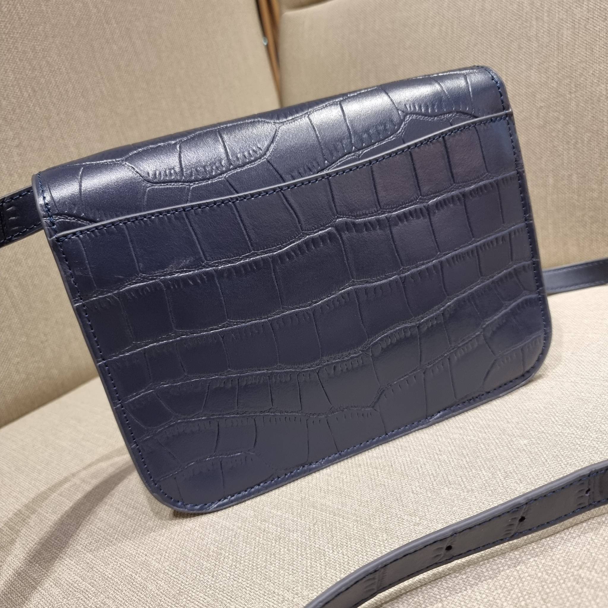 COACH C5631 BRYNN FLAP CROSSBODY แซ่บที่สุด ใหม่ที่สุด!! คอลเลคชั่นใหม่!! มองยังไงก็หลงรักละสายตาไม่ไหว กระเป๋าสะพายข้างลุคไฮน์ ที่ดีไซน์ออกมาได้ปัง และดูแพงมากๆ ด้วยดีเทลคลาสสิค รูปทรงใช้งานง่าย เรียบๆแต่มีดีเทล วัสดุหนังลายจระเข้ สวยม้าก!!! เปิด-ปิดด้วย