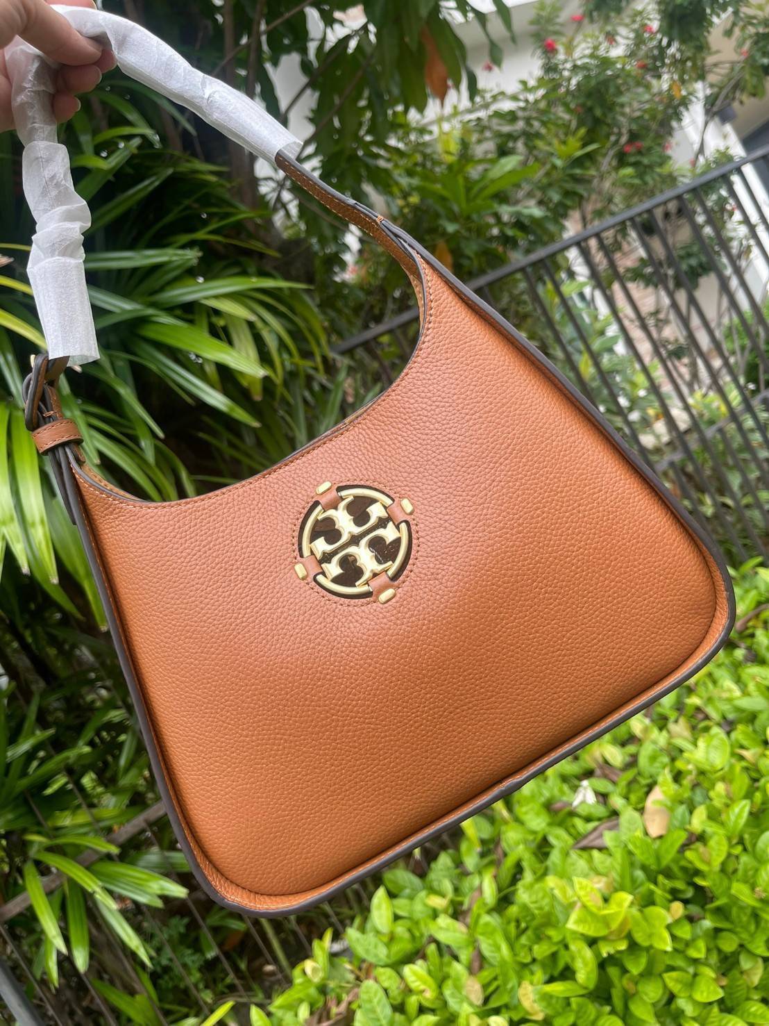 Tory Burch Miller Small Classic Shoulder Bag กระเป๋าที่เป็นได้มากกว่ากระเป๋าสะพายไหล่ โดยทางแบรนด์มีการออกแบบที่การต่อสายให้มาในลุคช์สะพายข้างได้ เป็นเอกลักษณ์ไม่ซ้ำใคร รูปทรงคลาสสิค เปิดปิดด้วยแม่เหล็กเพิ่มความปลอดภัย วัสดุหนังวัวแท้นุ่มต่อผิวสัมผัส มาคู