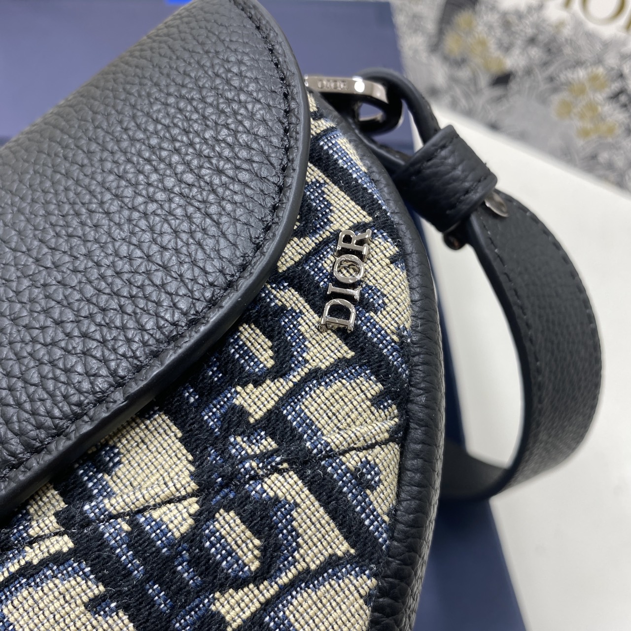 ORI หนังแท้ | DIOR Mini Saddle Bag กระเป๋าสะพาย คาดอก ผ้าแจ็กการ์ดลาย Oblique สีเบจและสีดำ นำเสนอมุมมองใหม่ให้กับดีไซน์ไอคอนิกด้วยรูปทรงที่ทันสมัย