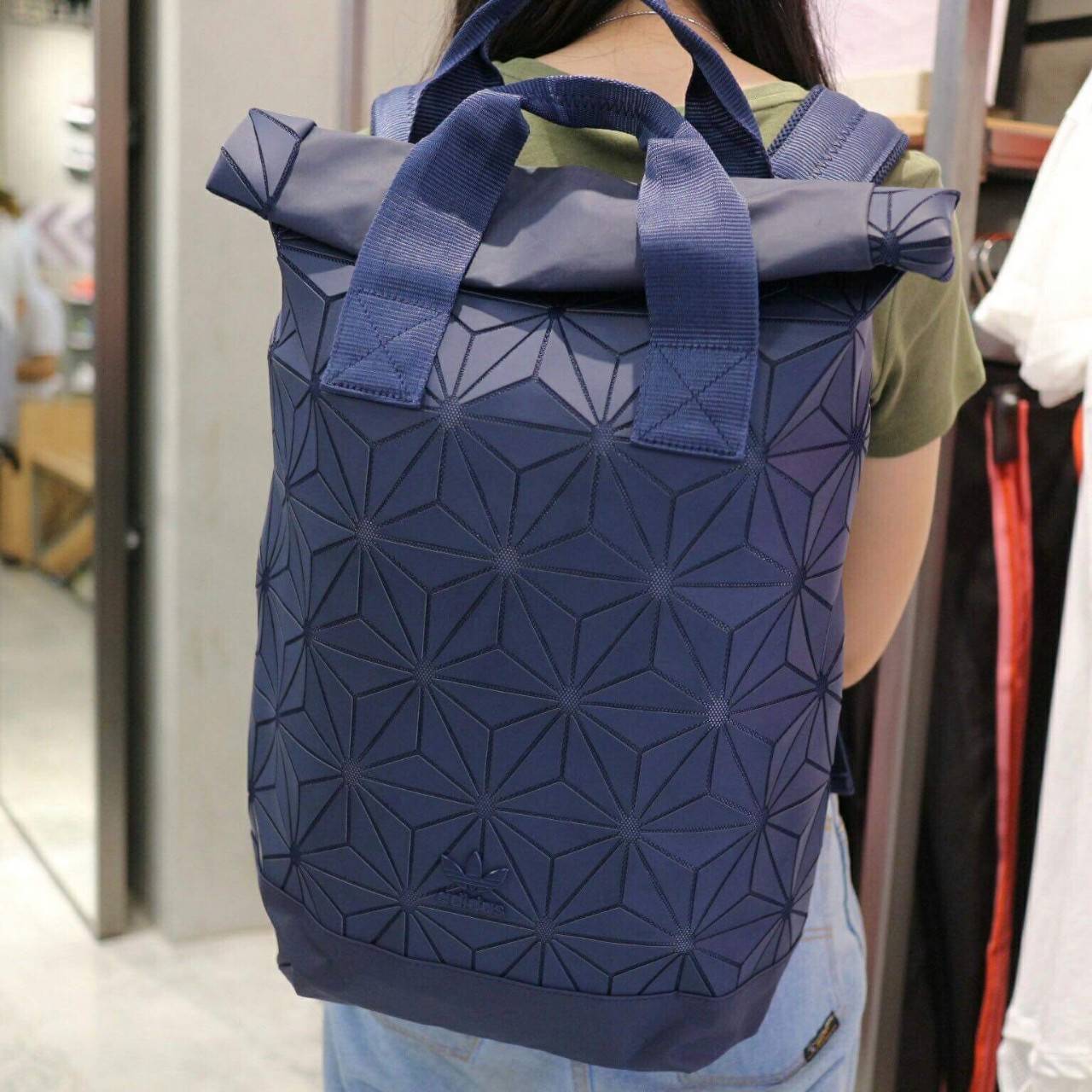 Adidas Originals BP Roll Top 3D Mesh 2017 Backpack Bag DH0100 กระเป๋าเป้สะพายหลัง สีใหม่ ดีไซน์แบบ 3 มิติ วัสดุ polyurethane ใช้ลูกเล่นของเหลี่ยม และมุมเชื่อมเข้าหากัน การออกแบบกระเป๋าเป็นเหมือนถุงทรงสูง ส่วนปากกระเป๋า เปิดปิดแบบตีนตุ๊กแกม้วนพับ และติดกระ