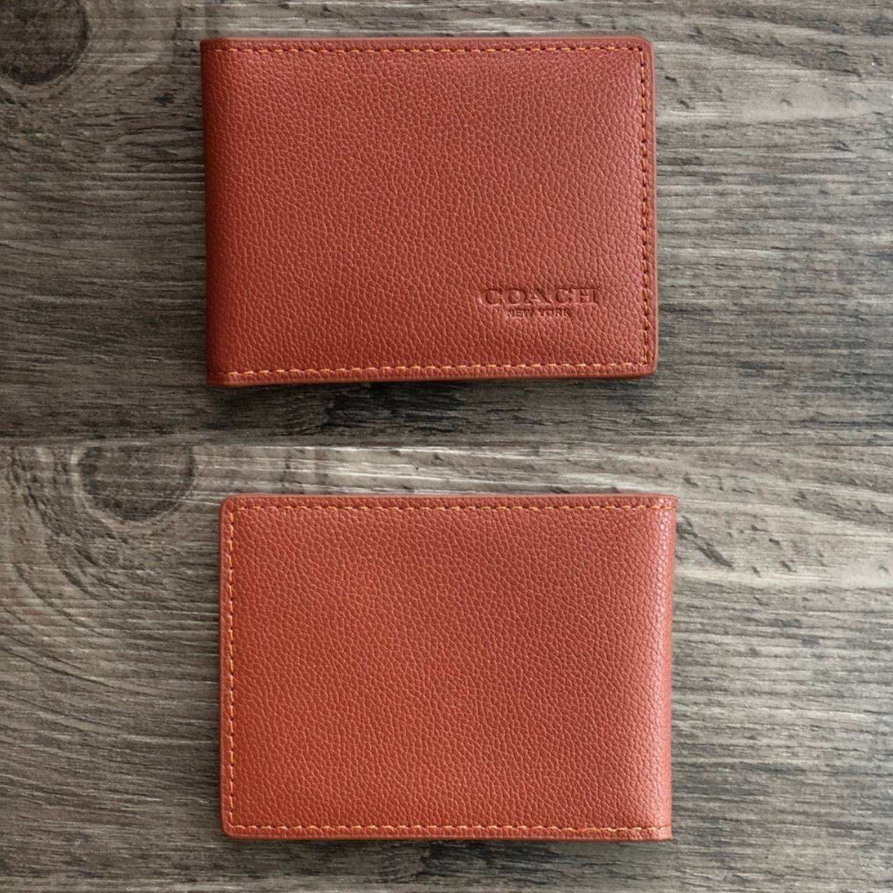 COACH Compact ID Wallet in Sport Calf Leather กระเป๋าสตางค์ใบสั้น ภายในมีช่องใส่บัตร, ธนบัตร มาพร้อมกระเป๋าใส่บัตรใบเล็กอีก 1 ใบ จะมอบเป็นของขวัญหรือใช้เองก็แนะนำค่ะ