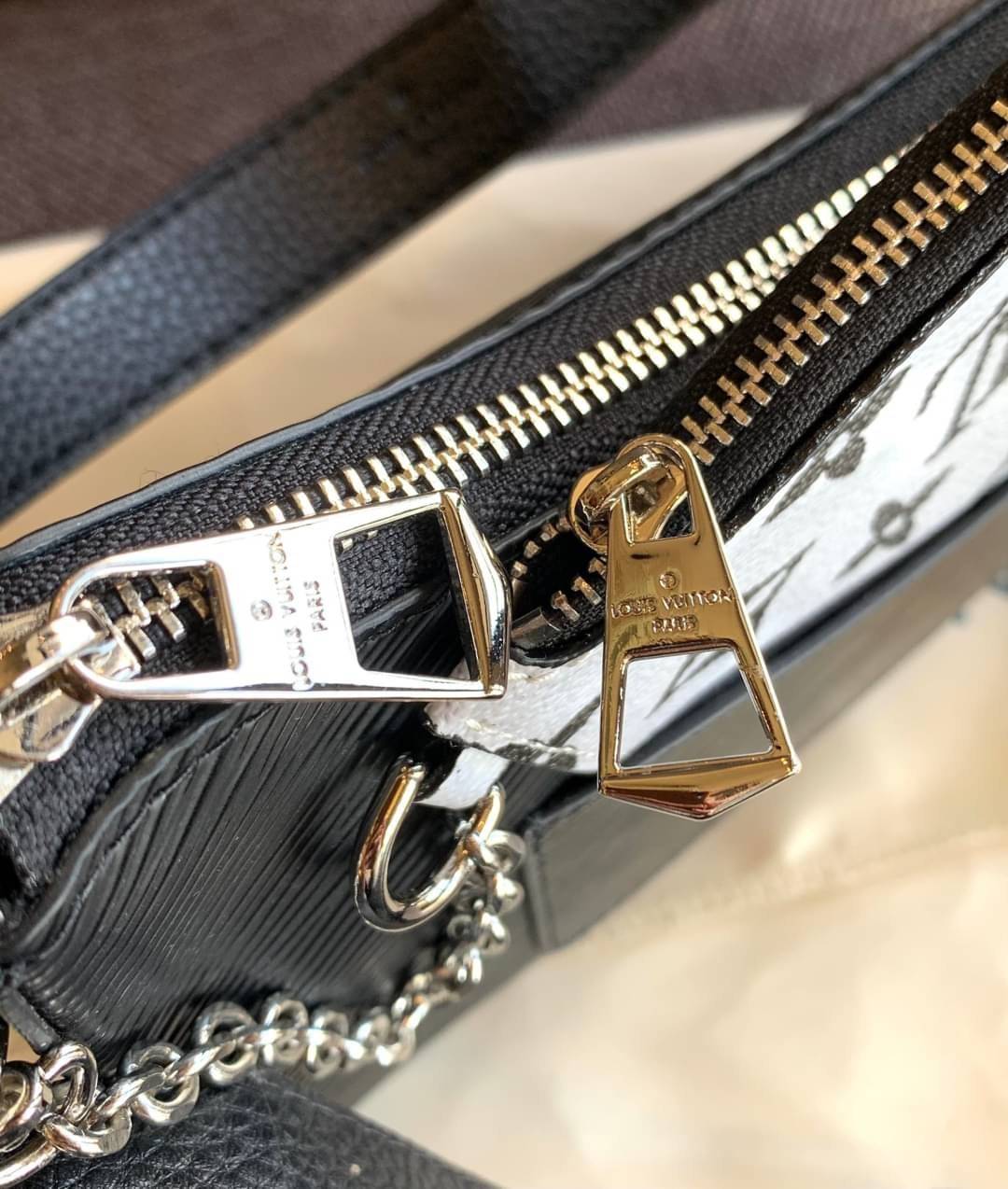 VIP 🥂 LOUIS VUITTON MARELLR EPI LEATHER รุ่นนี้ลายหนังเป็นลายไม้ มีโลโก้แบรนด์แบบฉลุด้านหน้า มาพร้อมกระเป๋าใบลูกแบบซิปจัดเก็บได้ตรงช่องด้านหน้า สามารถถอดออกแยกใช้งานได้ต่างหากนะคะ เปิดปิดกระเป๋าแบบซิป ภายในโล่ง สามารถใส่กระเป๋าเงินใบยาวได้;ของจุกจ