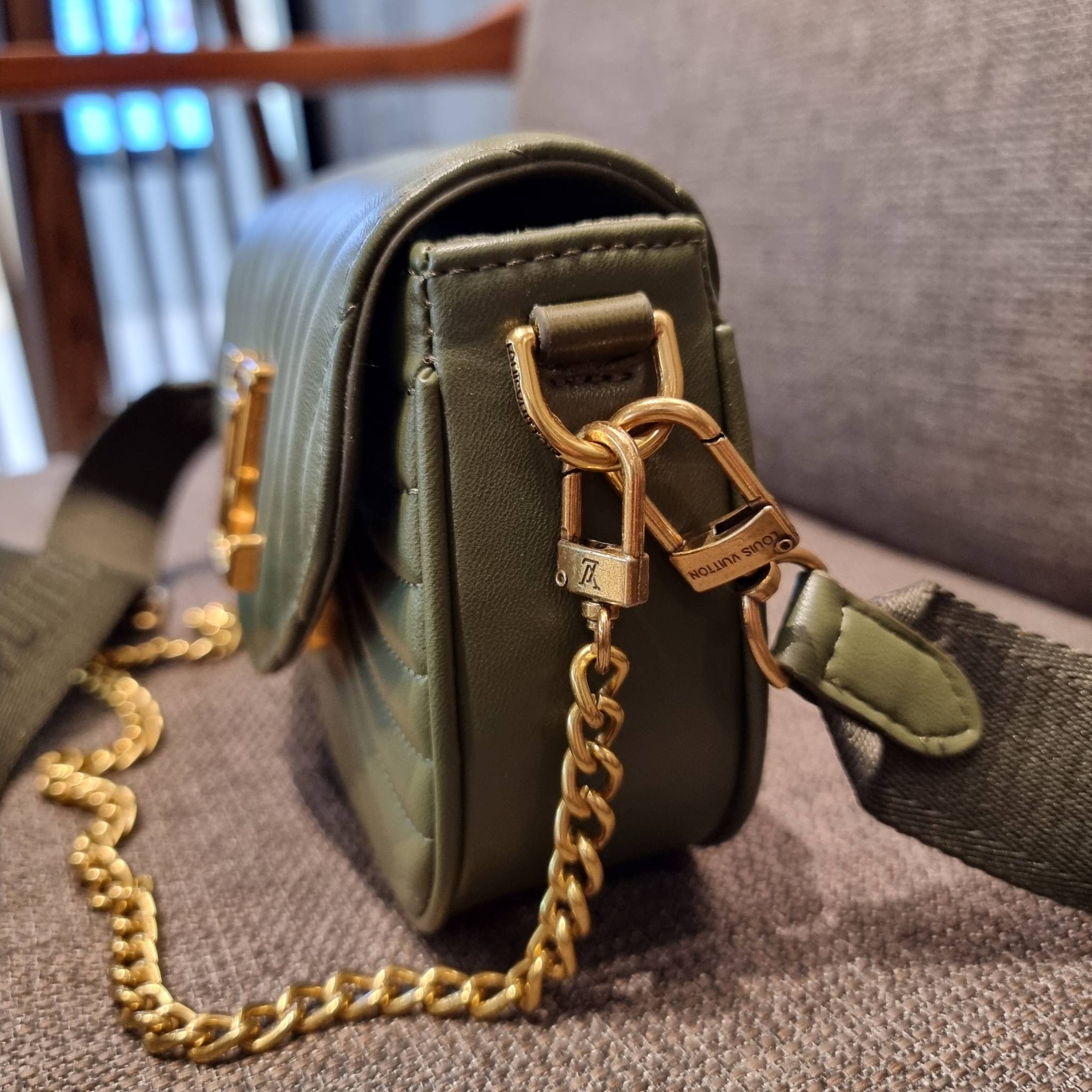 LV new wave pochette multi bag กระเป๋าสะพายมัลติฟังก์ชั่น สุดหรู มาพร้อม box set รับรองว่าดีงาม ลูกเล่นคลาสสิคผสานความวินเทจ มีสายสะพายให้ 2 เส้น และกระเป๋าใบลูก เล็กน่ารัก วัสดุหนังแท้ ภายในเป็นช่องโล่ง แบ่งสัดส่วนมีช่องย่อย ใบนี้ปรับใช้ได้หลายสไตล์ ลุคไ