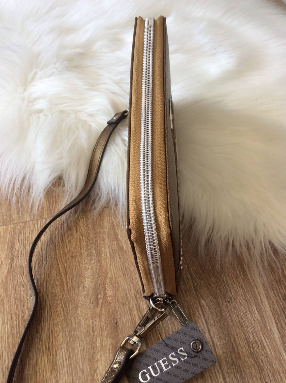 GUESS FACTORY WOMEN'S SAFFIANO LONG WALLET กระเป๋าสตางค์ใบยาวพร้อมสายคล้องมือวัสดุหนัง Saffiano สไตล์ PRADA สวยหรูอยู่ทรง ด้านหน้าประดับโลโก้แบรนด์และแต่งหมุดสุดชิคสวยน่าใช้ ภายในมีช่องใส่แบงก์ ช่องซิป และช่องใส่บัตรหลายช่อง สามารถใส่มือถือ iphone8+ 