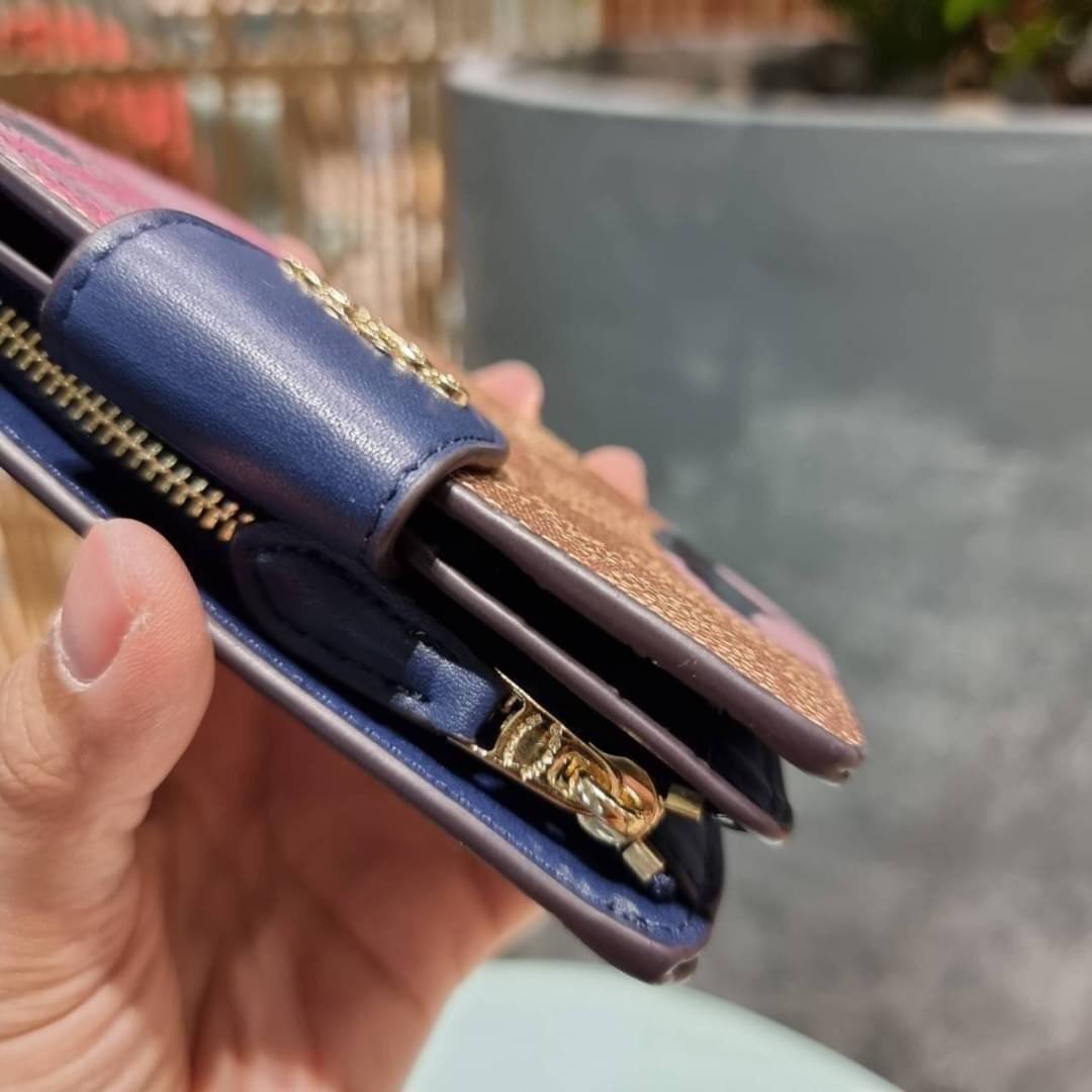 COACH C3375 MEDIUM CORNER ZIP WALLET IN SIGNATURE CANVAS WITH DAISY PRINT ดีไซน์ใหม่ล่าสุด!! คอลเลคชั่นลายพริ้นท์ เพิ่มลูกเล่นให้กระเป๋าสตางค์ของคุณ กับกระเป๋าสตางค์ใบกลาง ขนาดกำลังเหมาะมือ วัสดุหนังแคนวาส ดูแลรักษาง่าย มีช่องใส่บัตรและธนบัตรครบ และช่องซิ