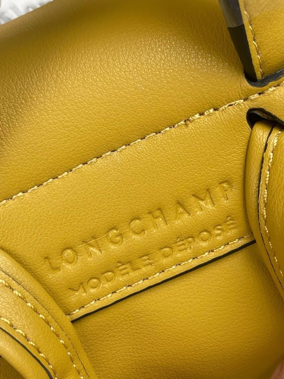 Longchamp Le Pliage Cuir Xs Leather Backpack แบรนด์ติดเทรนด์ตลอดไม่เคยเปลี่ยนกับ ทรง Le Pliage Cuir หนึ่งในตระกูลกระเป๋าสุดไอคอนิกจากแบรนด์ เมื่อรุ่น Le Pliage Cuir ในรูปแบบของหนังแกะ Metis ได้ถือกำเนิดขึ้นในปี 2012 เป้ที่มีการจัดการปรับดีไซน์ให้มีขนาดกำล