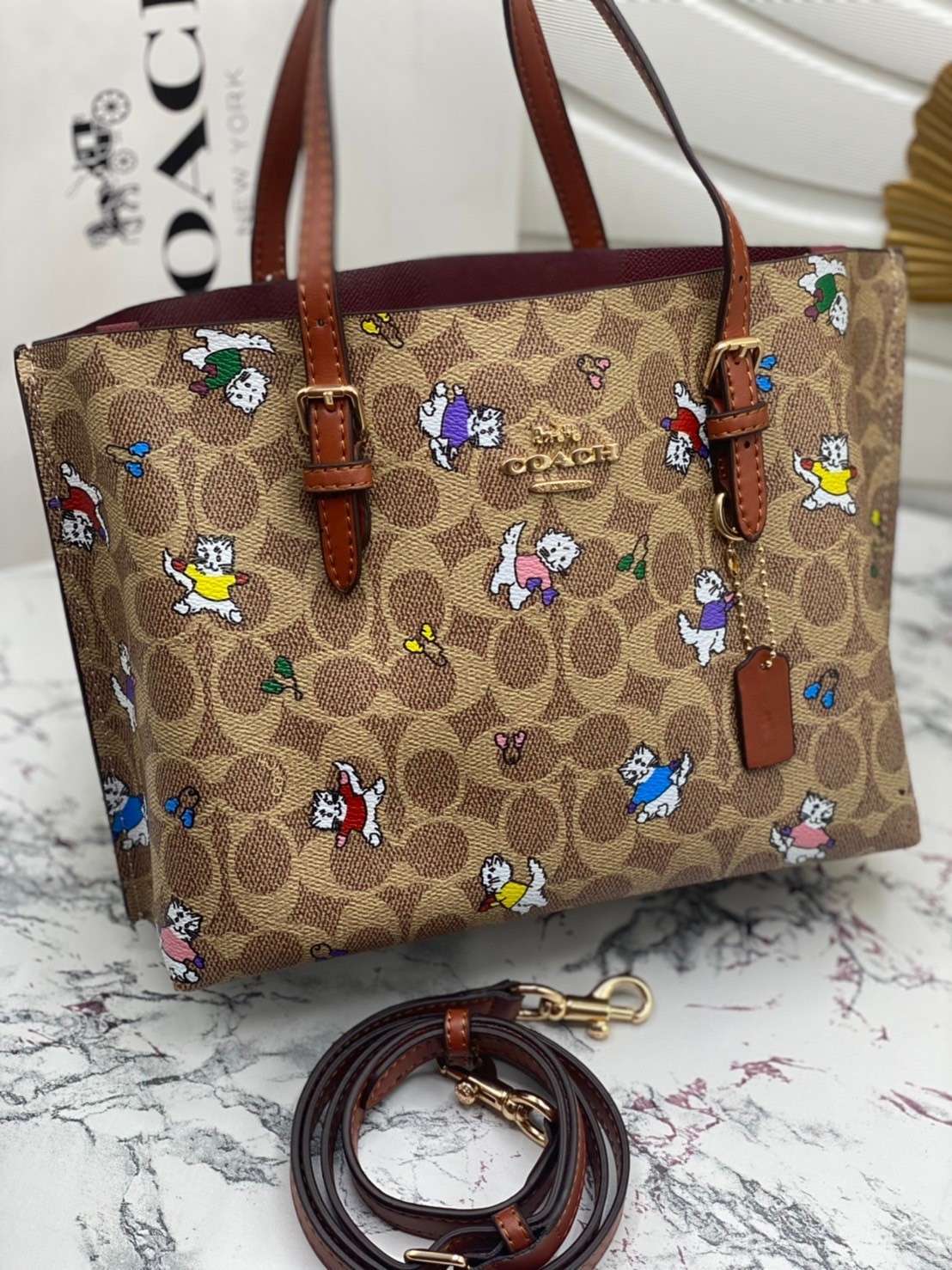 ไม่หลงรัก ทำไงไหว!! COACH MOLLIE TOTE 25 IN SIGNATURE CANVAS WITH SNOOPY (COACH C4250) กระเป๋าถือ กระเป๋าสะพาย รุ่นฮิต พิมพ์ลาย น่ารักเกินเบอร์ได้อีก// ขนาดเหมาะมือ มีสายสะพายยาว ถอดและปรับระดับได้ //วัสดุแคนวาส ผสมหนังแท้ ขึ้นทรงสวย ลาย SIGNATURE ด้านในโ