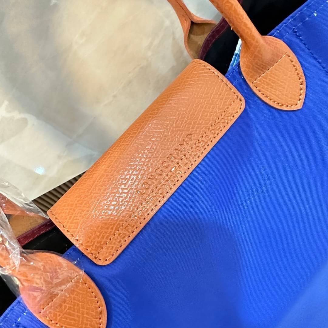 LONGCHAMP LE PLIAGE RE-PLAY TOP HANDLE BAG สินค้ารุ่นลิมิเต็ด collection สุดปัง ซื้อใบเดียวเหมือนได้2 ใบ กระเป๋าสะพายแนวตั้งที่กว้างขวาง มีเอกลักษณ์เฉพาะตัวแต่มีดีไซน์ที่น่าดึงดูด