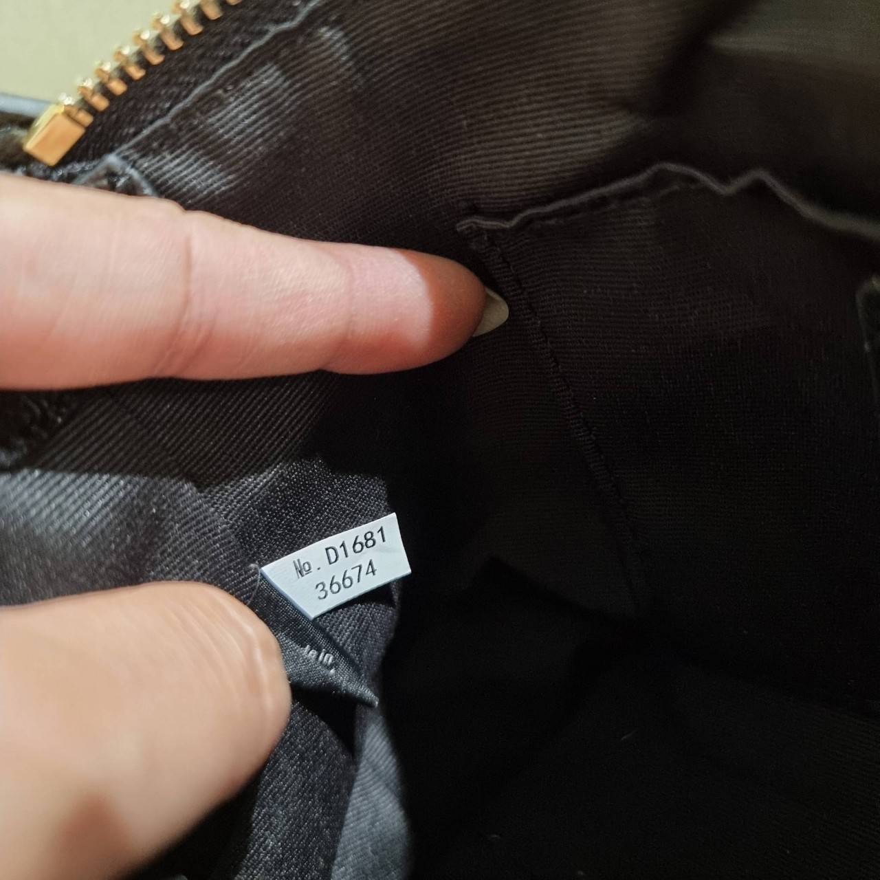 OUTLET 】COACH F36674 TOP HANDLE POUCH IN SIGNATURE WITH SNOOPY PRINT คอลเลคชั่นใหม่ ในสไตล์พอช มาให้ช้อปก่อนใครในไทยจ้า น่ารักน่าใช้ไปอีกกับกระเป๋าสะพายทรงฮิตตลอดกาล ด้วยดีไซน์ที่ออกมาให้ใช้งานได้ง่าย ขนาดกำลังเหมาะ วัสดุแคนวาสทนทาน ดีไปหมดขนาดนี้!! คุณลู